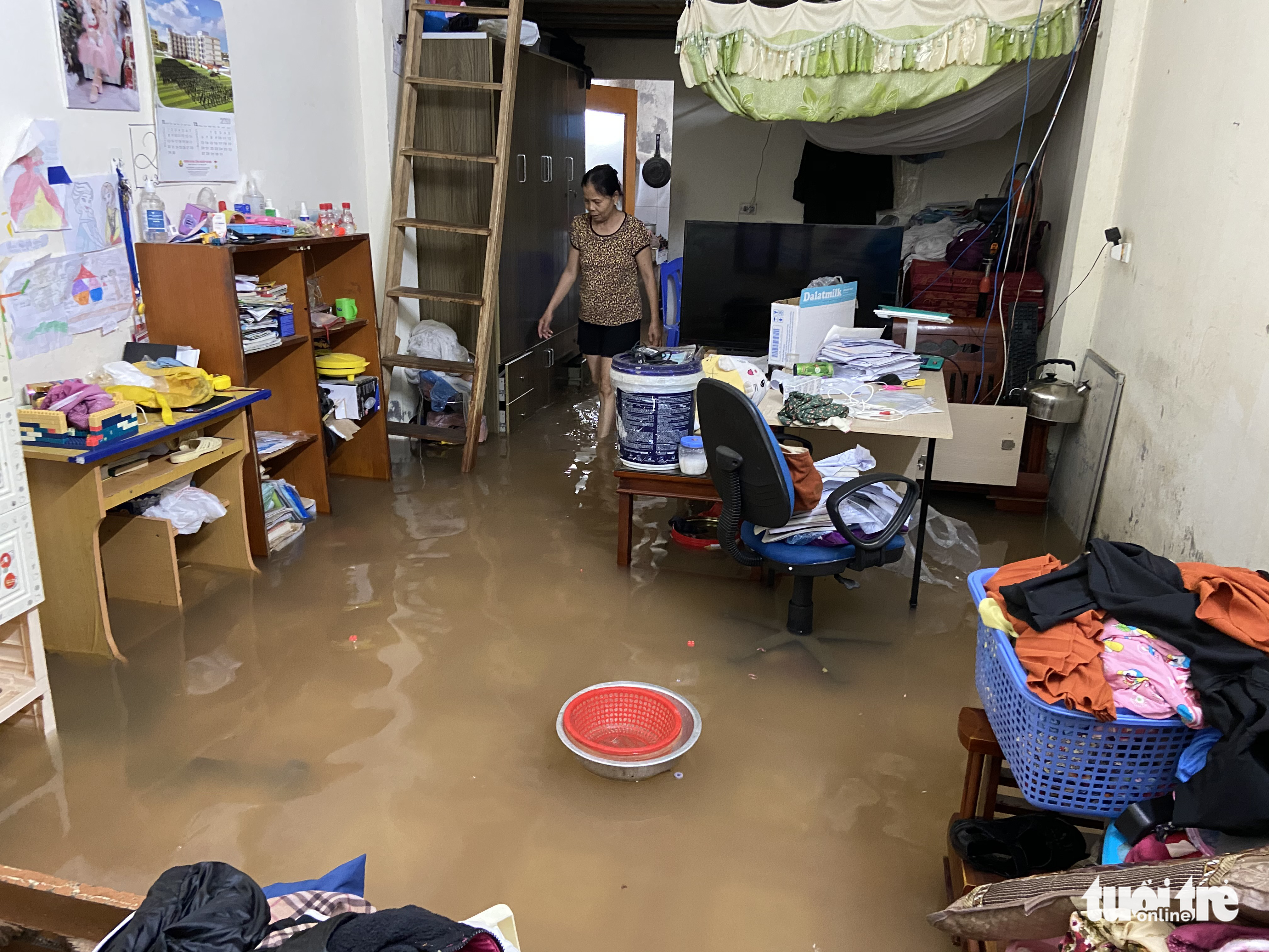 Mưa ngớt, bà con ngoại thành Hà Nội vẫn lội bì bõm trong nước ngập - Ảnh 1. Mưa ngớt, bà con ngoại thành Hà Nội vẫn lội bì bõm trong nước ngập - Ảnh 1.