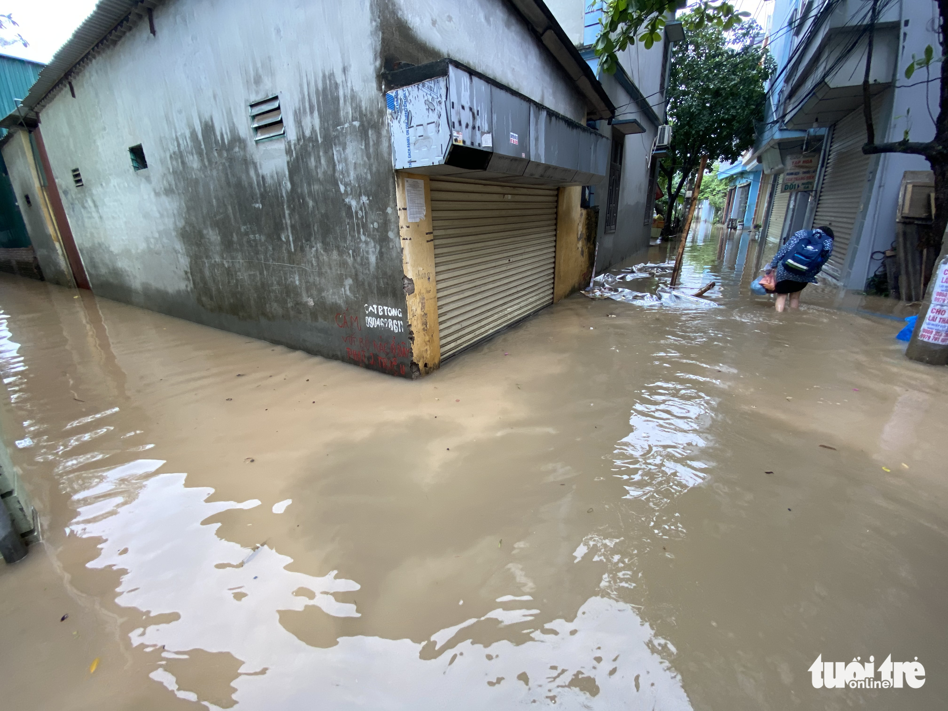 Mưa ngớt, bà con ngoại thành Hà Nội vẫn lội bì bõm trong nước ngập - Ảnh 2. Mưa ngớt, bà con ngoại thành Hà Nội vẫn lội bì bõm trong nước ngập - Ảnh 2.