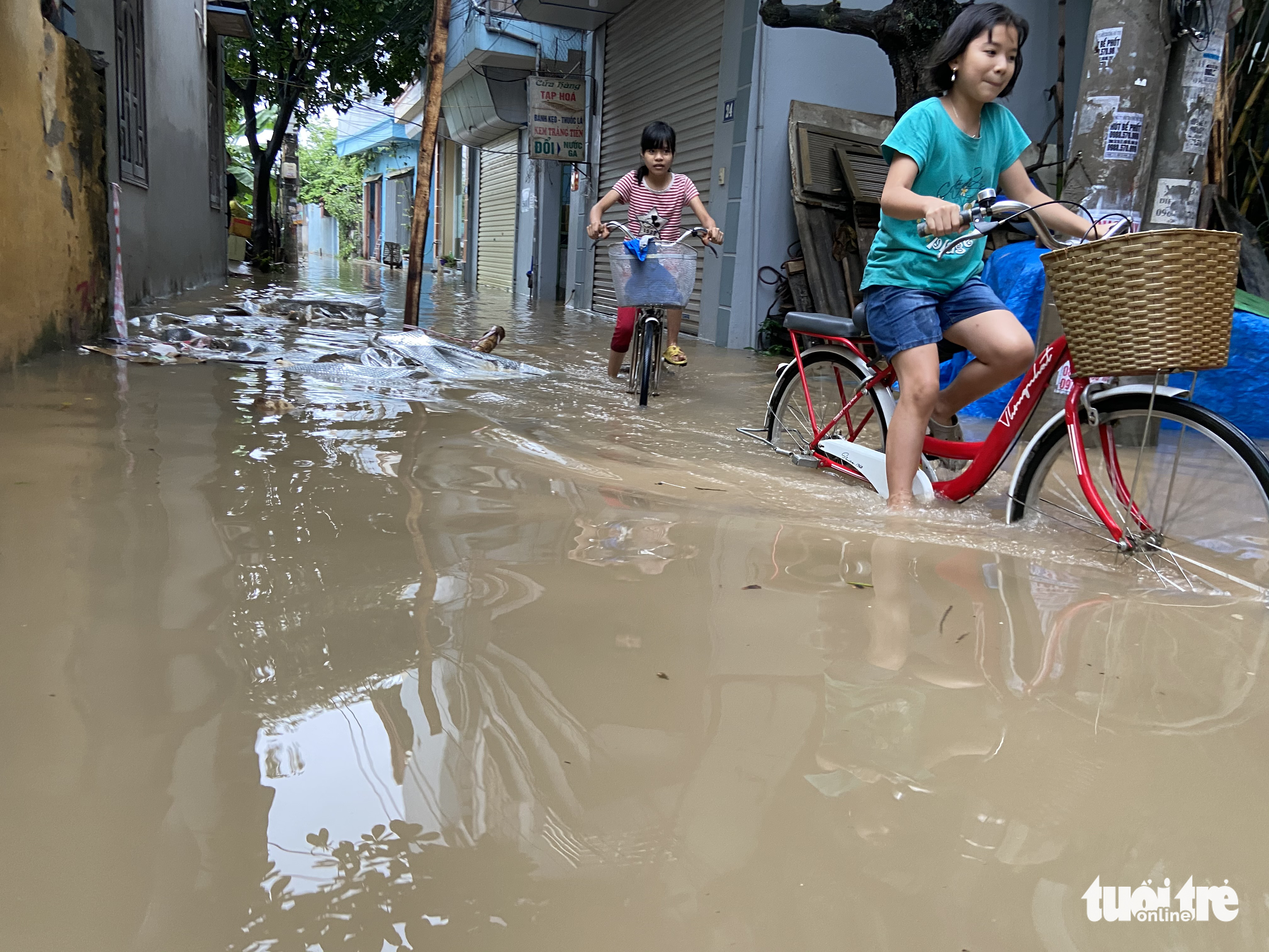 Mưa ngớt, bà con ngoại thành Hà Nội vẫn lội bì bõm trong nước ngập - Ảnh 3. Mưa ngớt, bà con ngoại thành Hà Nội vẫn lội bì bõm trong nước ngập - Ảnh 3.