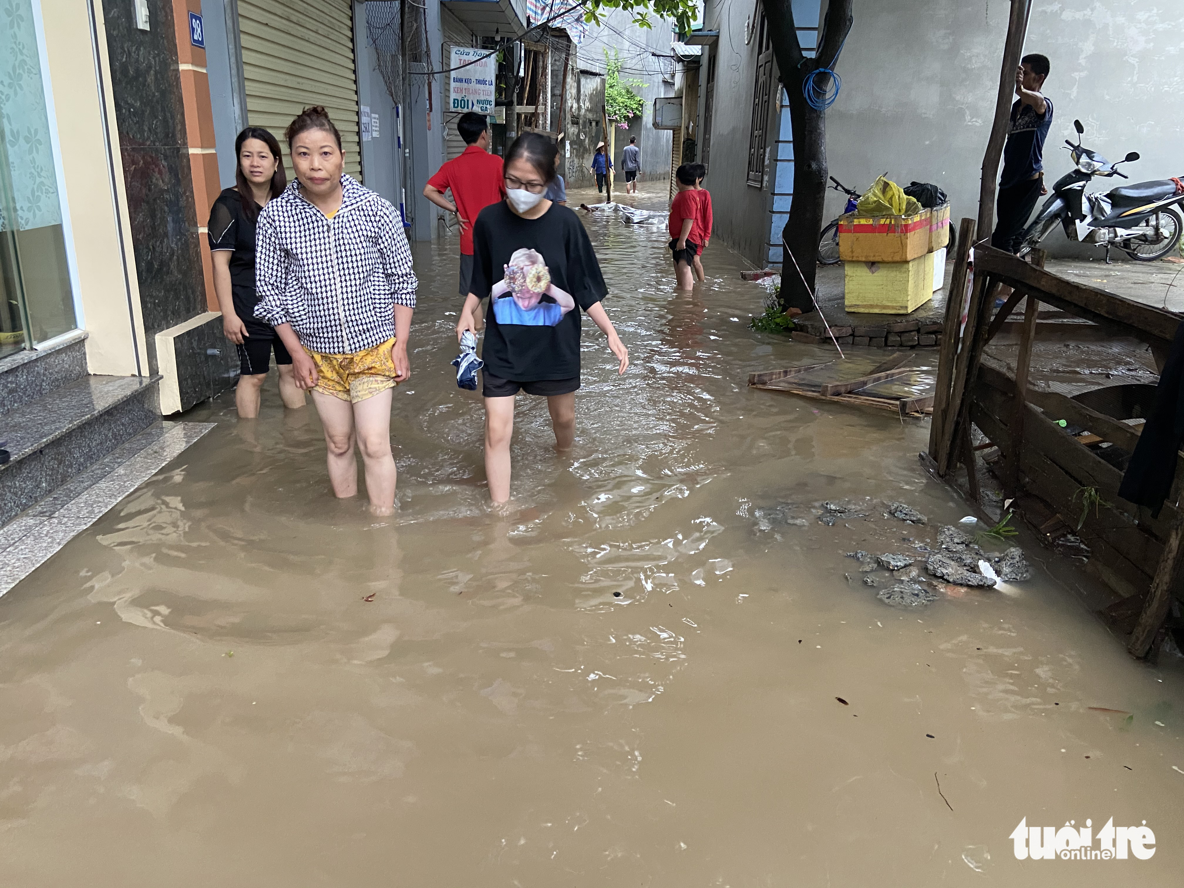 Mưa ngớt, bà con ngoại thành Hà Nội vẫn lội bì bõm trong nước ngập - Ảnh 6. Mưa ngớt, bà con ngoại thành Hà Nội vẫn lội bì bõm trong nước ngập - Ảnh 6.