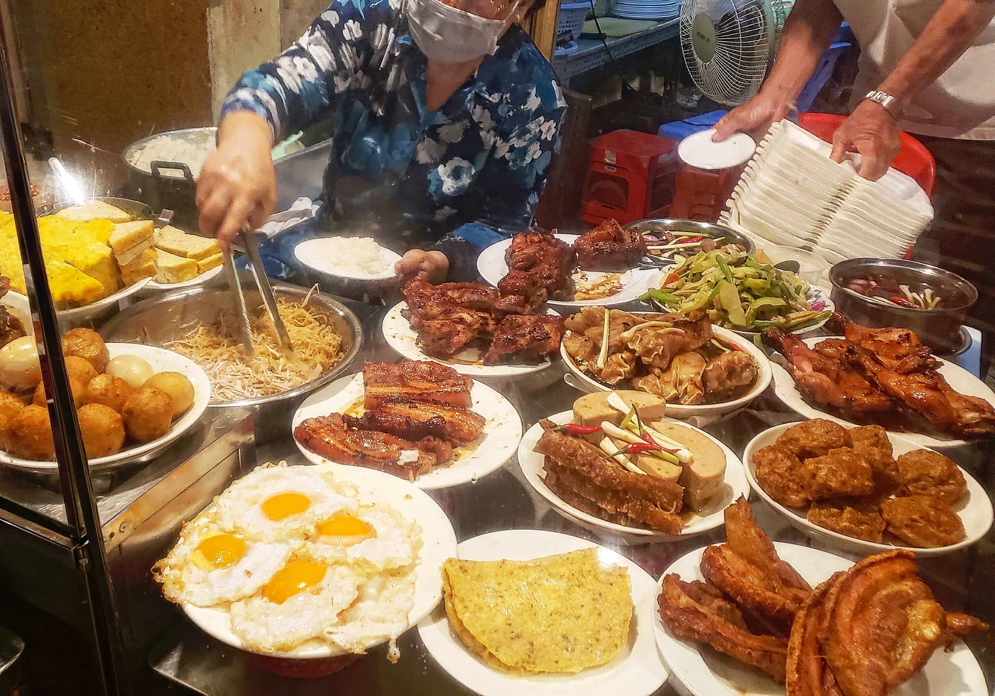 Tôi từng ăn cơm tấm Sài Gòn để bớt... đói - Ảnh 3. Tôi từng ăn cơm tấm Sài Gòn để bớt... đói - Ảnh 3.