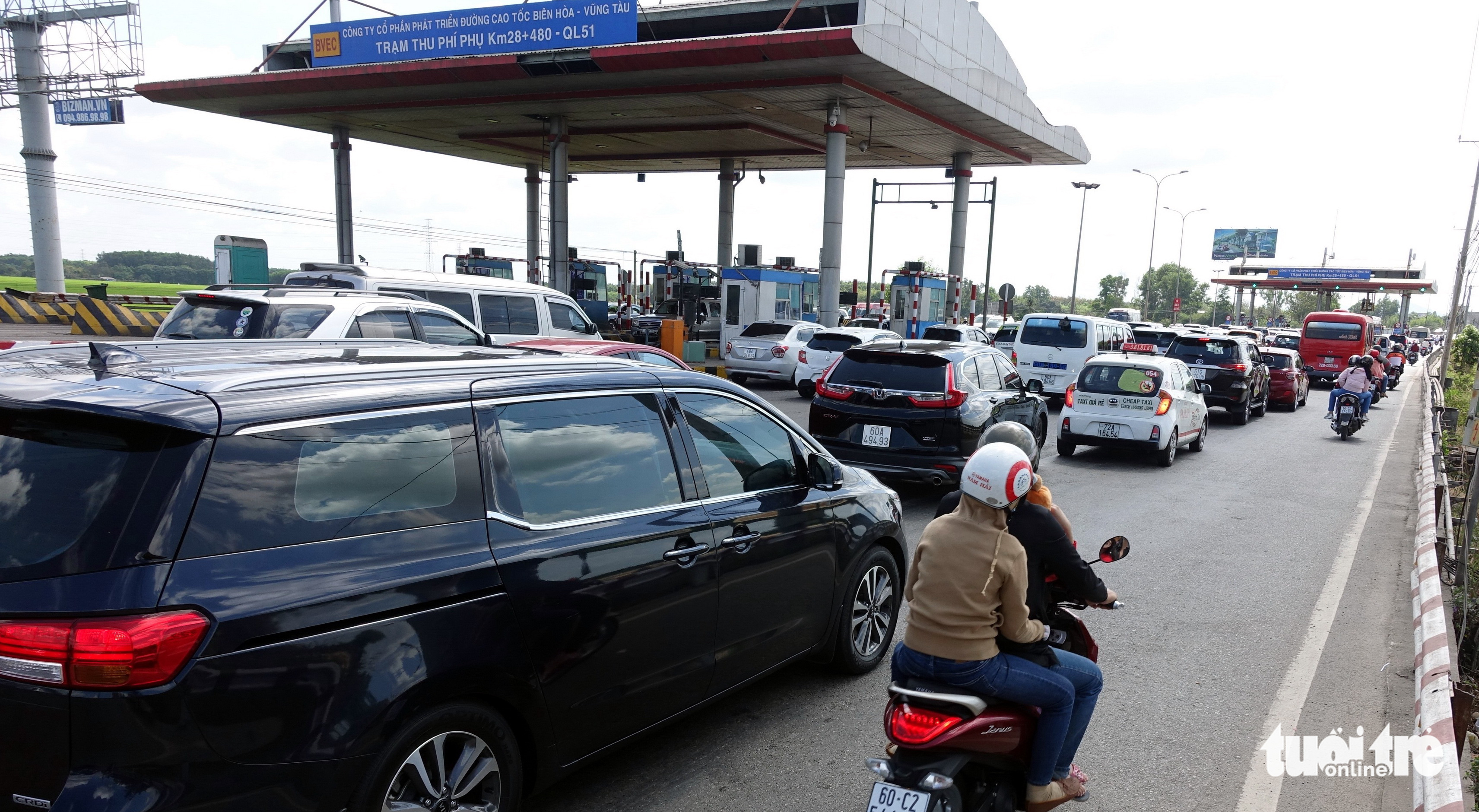 Trạm thu phí vẫn đợi tắc mới xả, dân khổ đủ đường vì kẹt xe ngày lễ - Ảnh 4. Trạm thu phí vẫn đợi tắc mới xả, dân khổ đủ đường vì kẹt xe ngày lễ - Ảnh 4.