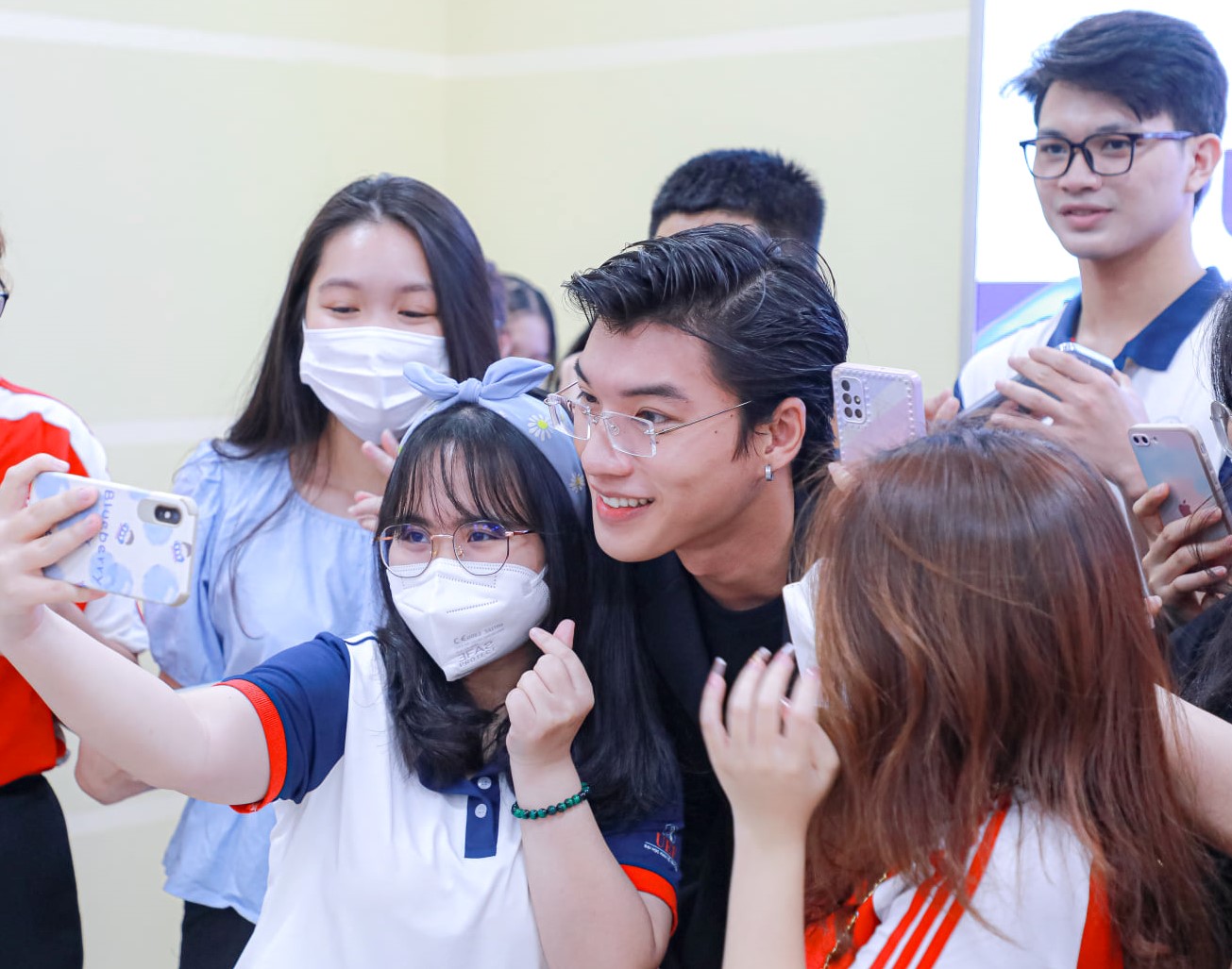 Nổi tiếng không nhờ ngoại hình: Liệu cộng đồng có đang quá khắt khe? - Ảnh 1. Nổi tiếng không nhờ ngoại hình: Liệu cộng đồng có đang quá khắt khe? - Ảnh 1.