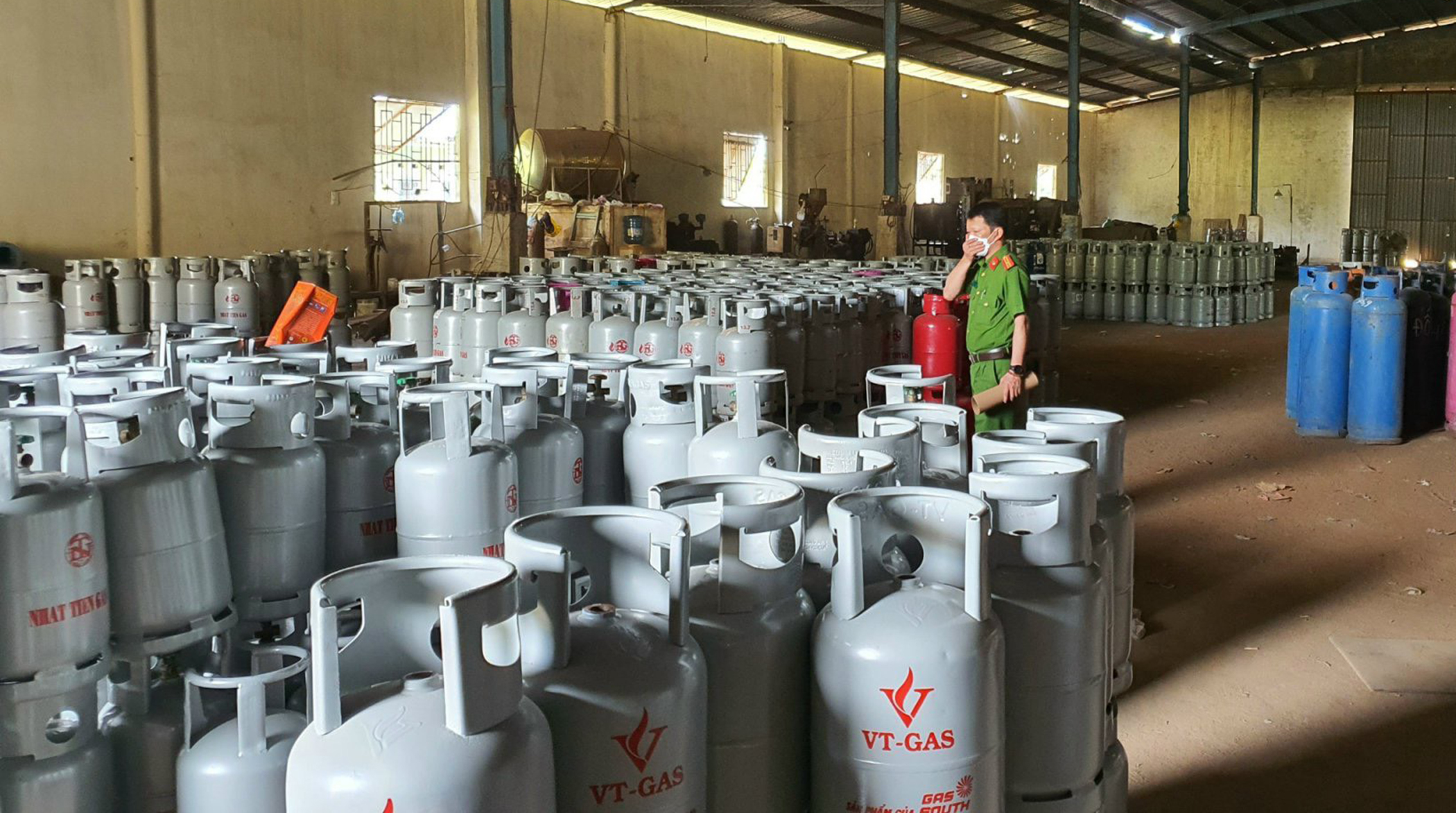 Công ty gas đục, sửa lùi hạn kiểm định bình gas để bán - Ảnh 1. Công ty gas đục, sửa lùi hạn kiểm định bình gas để bán - Ảnh 1.