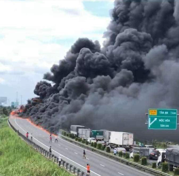 Vụ cháy xe tải trên cao tốc TP.HCM - Trung Lương: Sao lại chở vật liệu dễ cháy trên cao tốc? - Ảnh 1. Vụ cháy xe tải trên cao tốc TP.HCM - Trung Lương: Sao lại chở vật liệu dễ cháy trên cao tốc? - Ảnh 1.