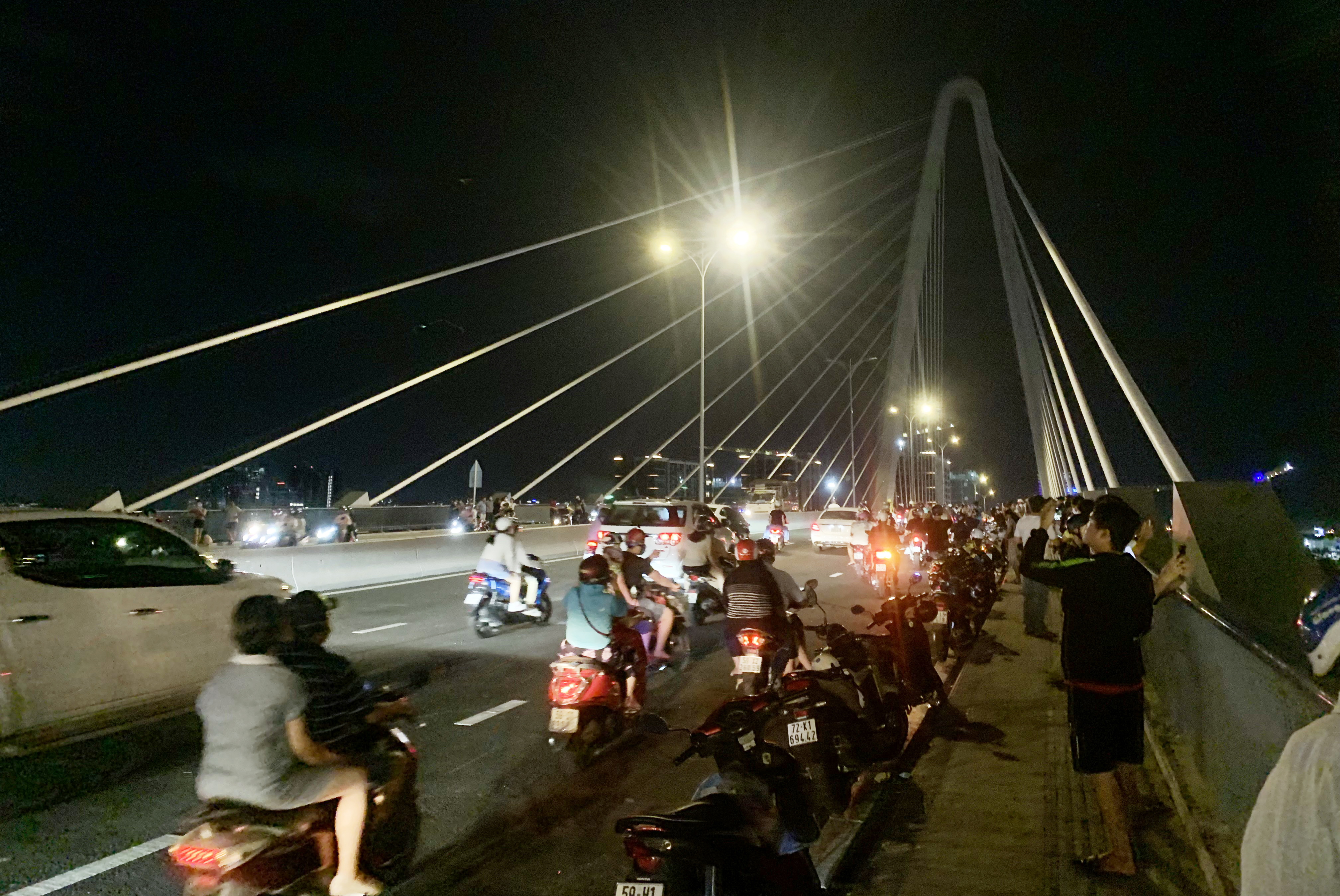 Cầu Thủ Thiêm 2 chưa sáng về đêm - Ảnh 1. Cầu Thủ Thiêm 2 chưa sáng về đêm - Ảnh 1.