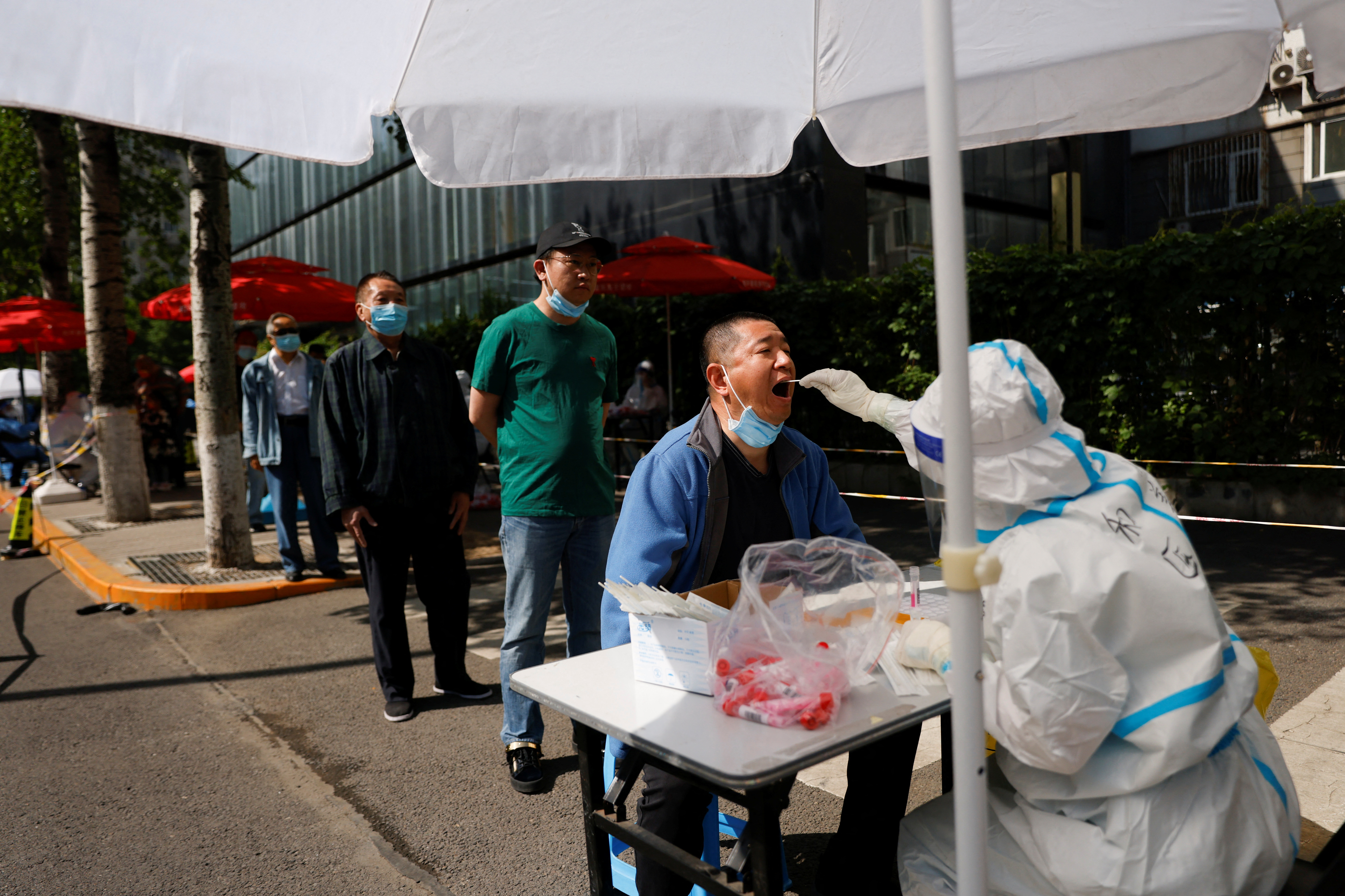 Chuyên gia ước tính Trung Quốc tốn 215 tỉ USD để xét nghiệm đại trà - Ảnh 1. Chuyên gia ước tính Trung Quốc tốn 215 tỉ USD để xét nghiệm đại trà - Ảnh 1.