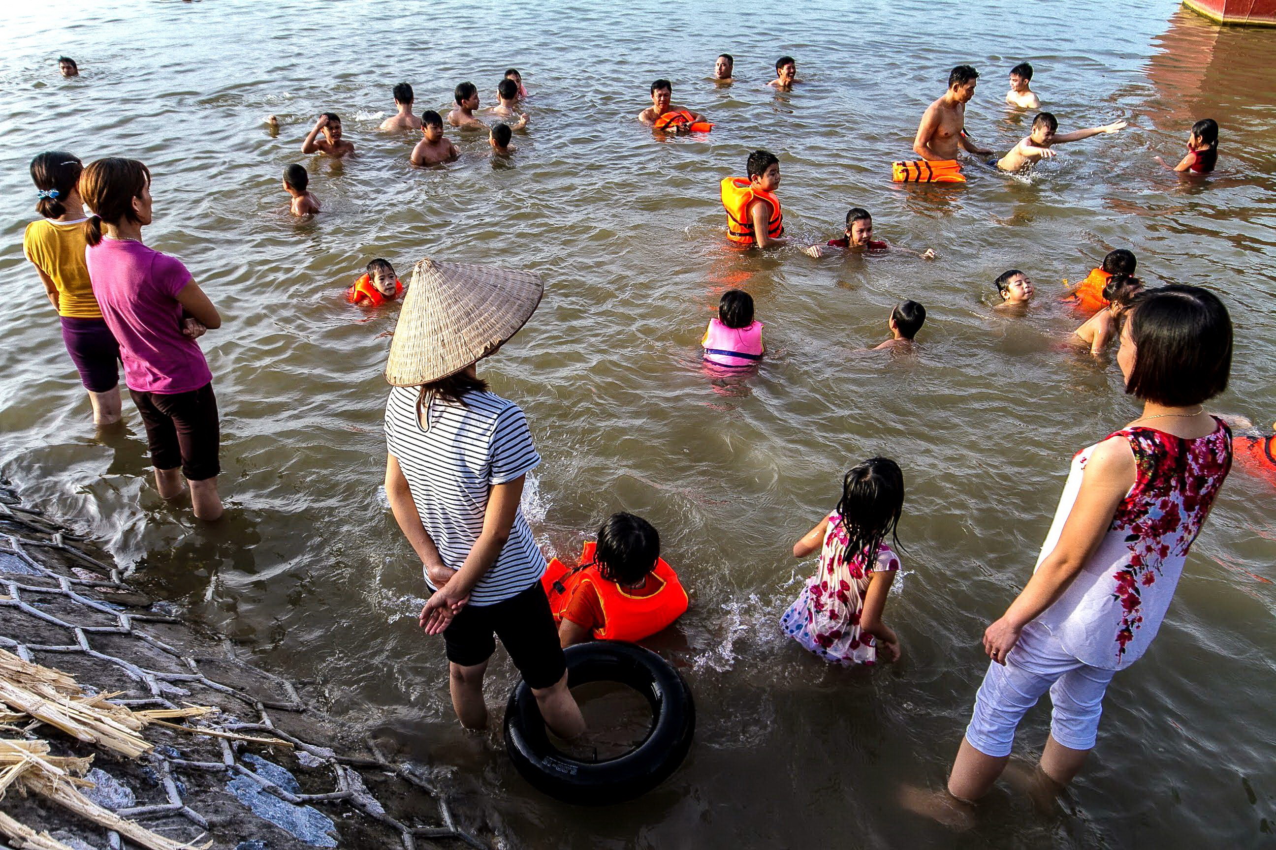 Gần đây, trẻ đuối nước nhiều quá, ngăn chặn quá khó - Ảnh 1. Gần đây, trẻ đuối nước nhiều quá, ngăn chặn quá khó - Ảnh 1.