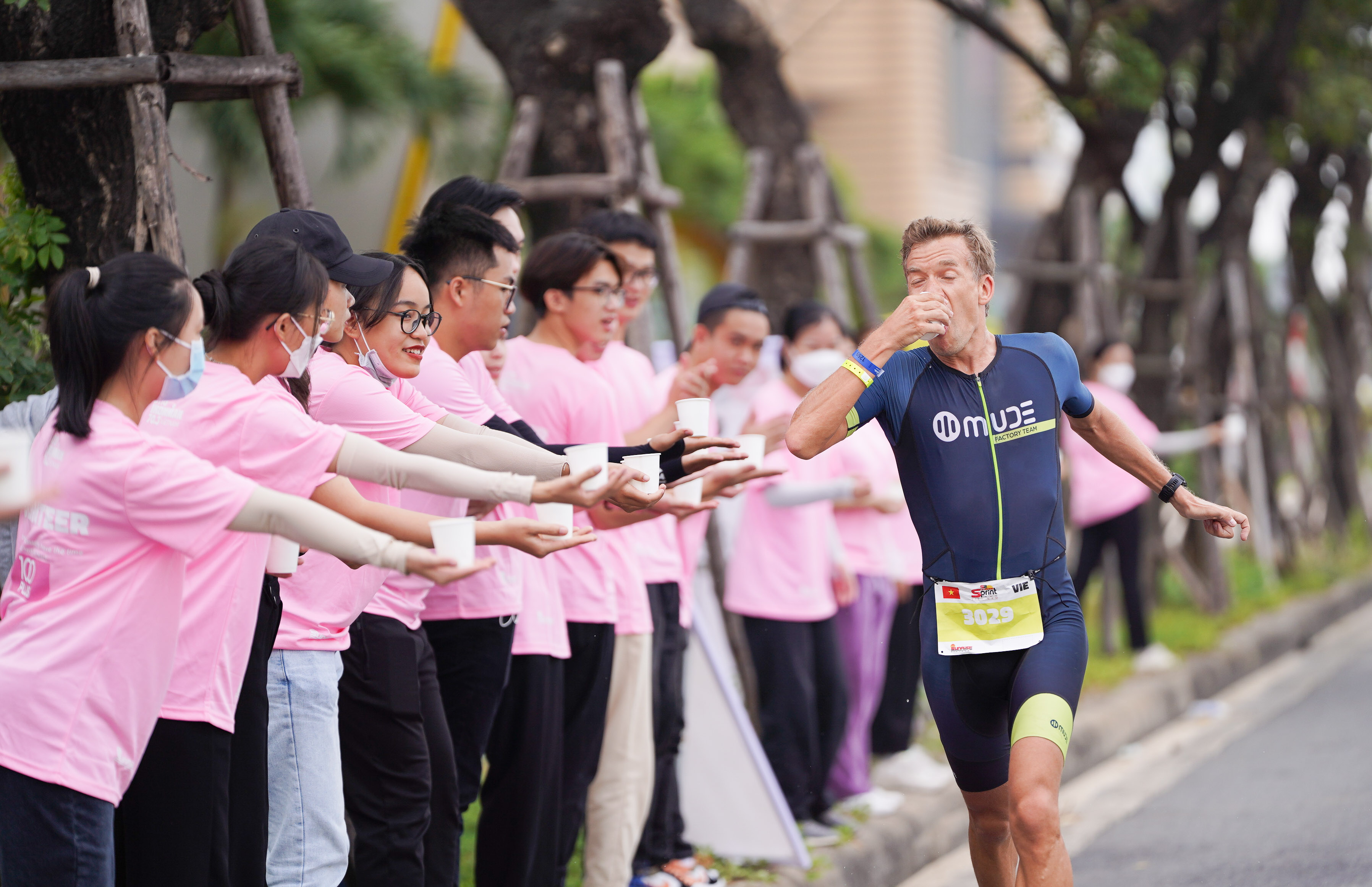 Hàng ngàn vận động viên đổ về Đà Nẵng tranh tài tại giải đua Ironman 70.3 - Ảnh 2. Hàng ngàn vận động viên đổ về Đà Nẵng tranh tài tại giải đua Ironman 70.3 - Ảnh 2.