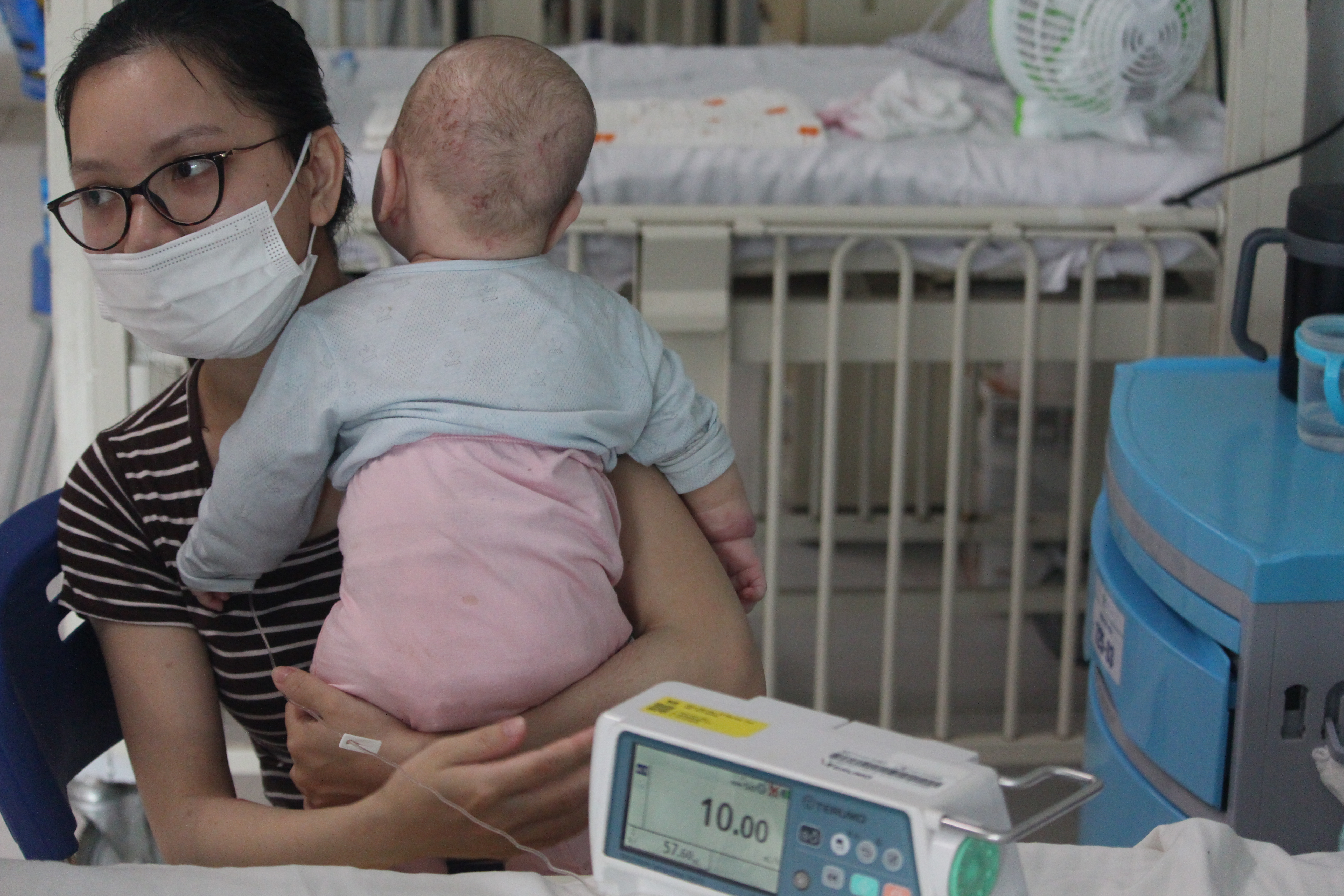 Trẻ tiêu chảy, nôn, sốt tăng, nhiều phụ huynh lo lắng - Ảnh 1. Trẻ tiêu chảy, nôn, sốt tăng, nhiều phụ huynh lo lắng - Ảnh 1.