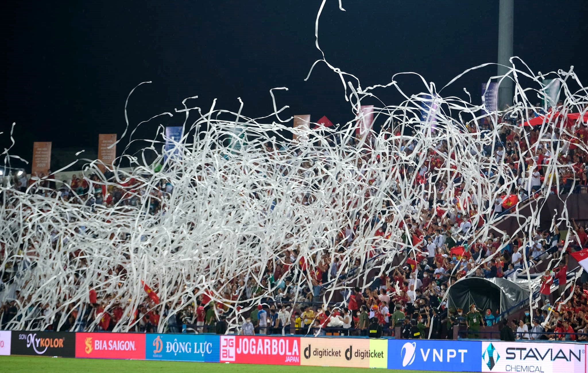 Tranh cãi nảy lửa về việc ném hàng vạn cuộn giấy vệ sinh trên khán đài sân Việt Trì - Ảnh 1. Tranh cãi nảy lửa về việc ném hàng vạn cuộn giấy vệ sinh trên khán đài sân Việt Trì - Ảnh 1.