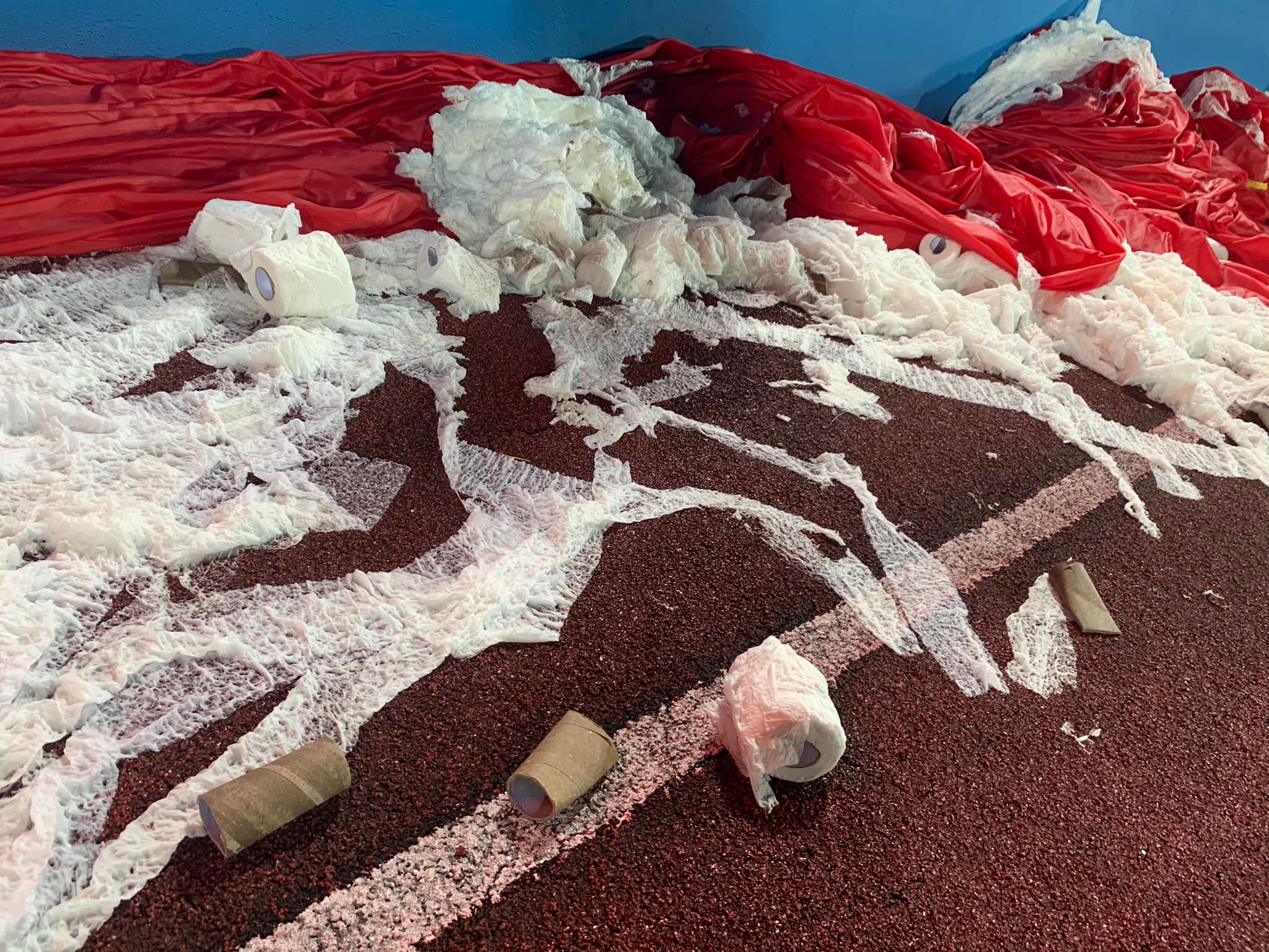 Tranh cãi nảy lửa về việc ném hàng vạn cuộn giấy vệ sinh trên khán đài sân Việt Trì - Ảnh 3. Tranh cãi nảy lửa về việc ném hàng vạn cuộn giấy vệ sinh trên khán đài sân Việt Trì - Ảnh 3.