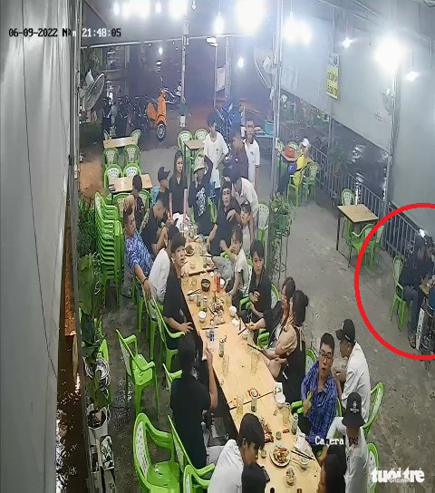 Nhóm giang hồ cầm phóng lợn, bom xăng... xông vào quán chém hai người nhập viện - Ảnh 1. Nhóm giang hồ cầm phóng lợn, bom xăng... xông vào quán chém hai người nhập viện - Ảnh 1.