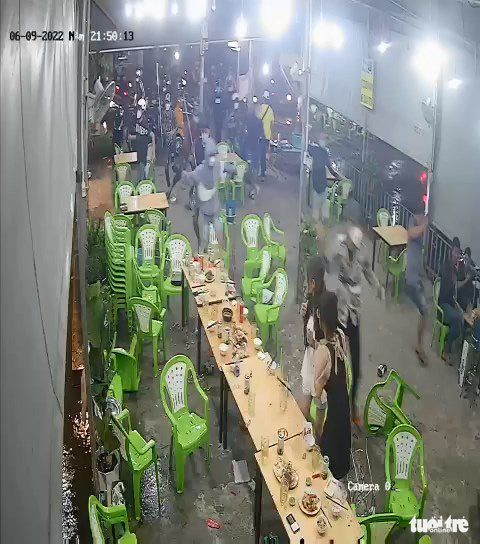 Nhóm giang hồ cầm phóng lợn, bom xăng... xông vào quán chém hai người nhập viện - Ảnh 2. Nhóm giang hồ cầm phóng lợn, bom xăng... xông vào quán chém hai người nhập viện - Ảnh 2.