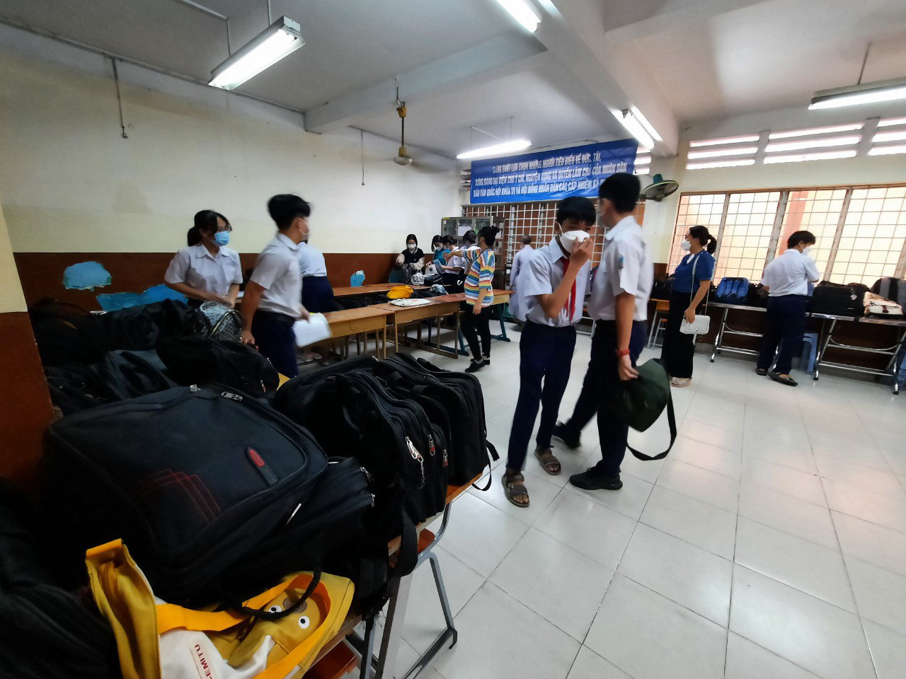 Thi lớp 10 tại TP.HCM: Thí sinh than quy định để đồ trong phòng chung cách 25m - Ảnh 1. Thi lớp 10 tại TP.HCM: Thí sinh than quy định để đồ trong phòng chung cách 25m - Ảnh 1.