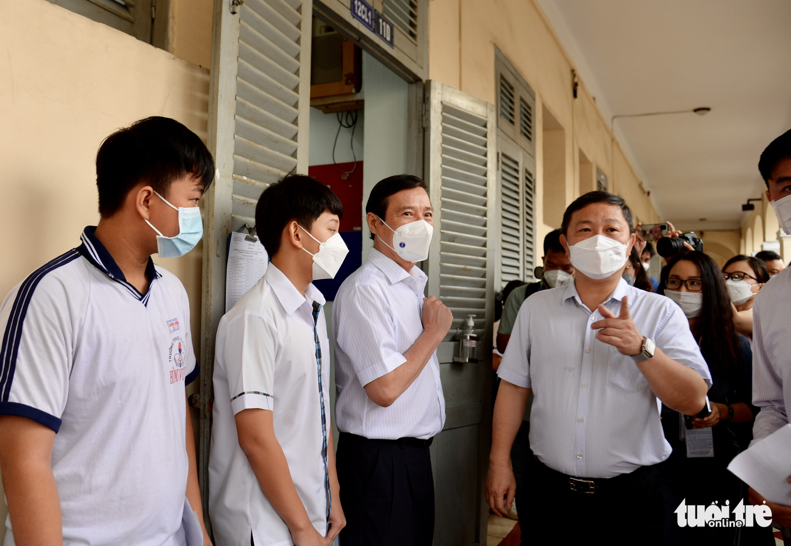 Sáng nay 11-6 học sinh TP.HCM thi vào lớp 10: Đề văn sẽ dễ thở hơn? - Ảnh 10. Sáng nay 11-6 học sinh TP.HCM thi vào lớp 10: Đề văn sẽ dễ thở hơn? - Ảnh 10.