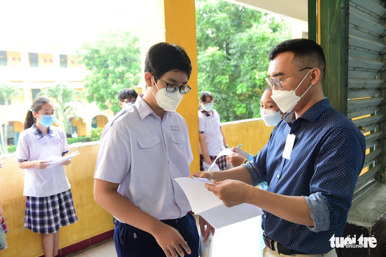 Sáng nay 11-6 học sinh TP.HCM thi vào lớp 10: Đề văn sẽ dễ thở hơn? - Ảnh 11. Sáng nay 11-6 học sinh TP.HCM thi vào lớp 10: Đề văn sẽ dễ thở hơn? - Ảnh 11.