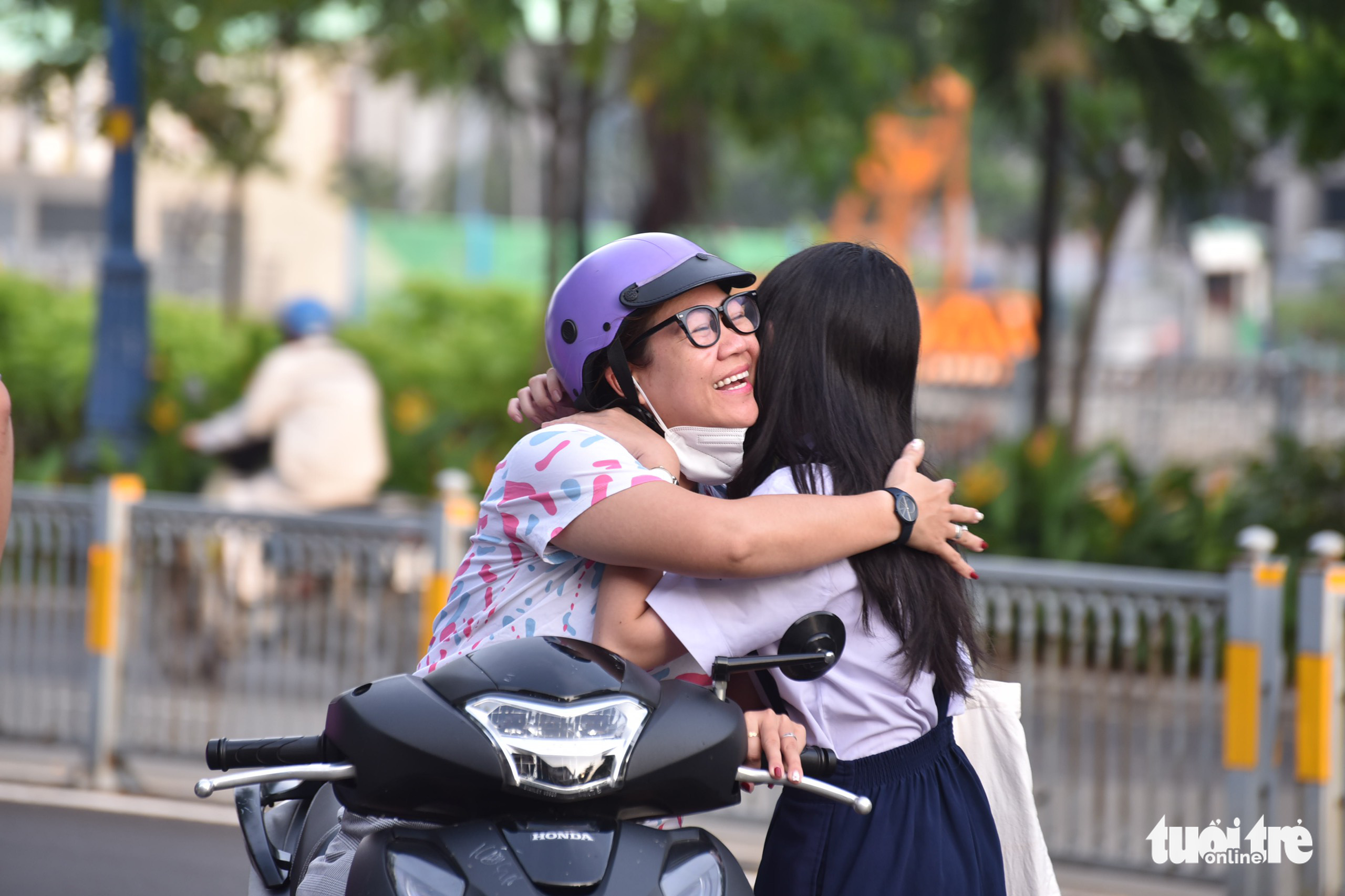 Sáng nay 11-6 học sinh TP.HCM thi vào lớp 10: Đề văn sẽ dễ thở hơn? - Ảnh 1. Sáng nay 11-6 học sinh TP.HCM thi vào lớp 10: Đề văn sẽ dễ thở hơn? - Ảnh 1.