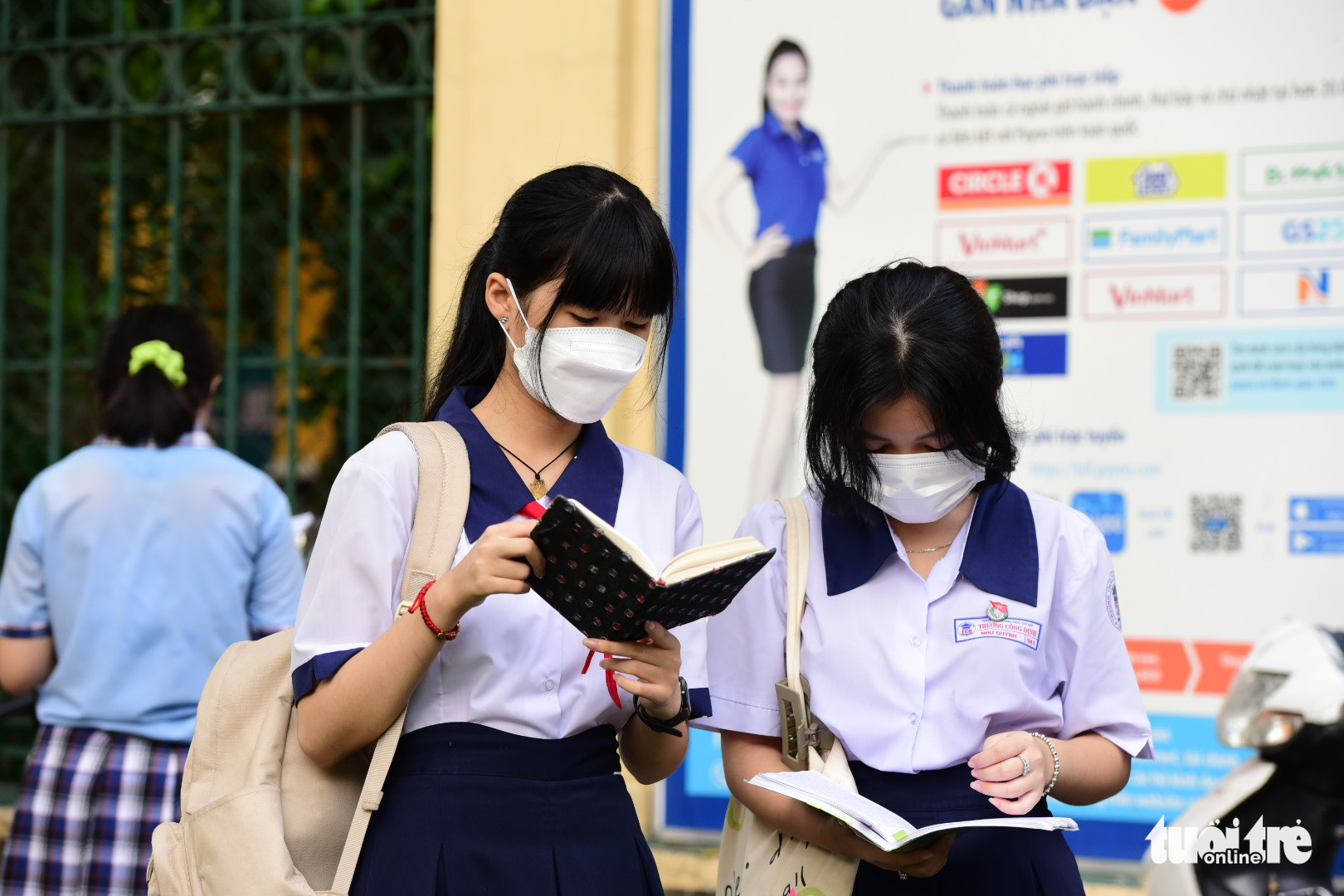 Sáng nay 11-6 học sinh TP.HCM thi vào lớp 10: Đề văn sẽ dễ thở hơn? - Ảnh 4. Sáng nay 11-6 học sinh TP.HCM thi vào lớp 10: Đề văn sẽ dễ thở hơn? - Ảnh 4.