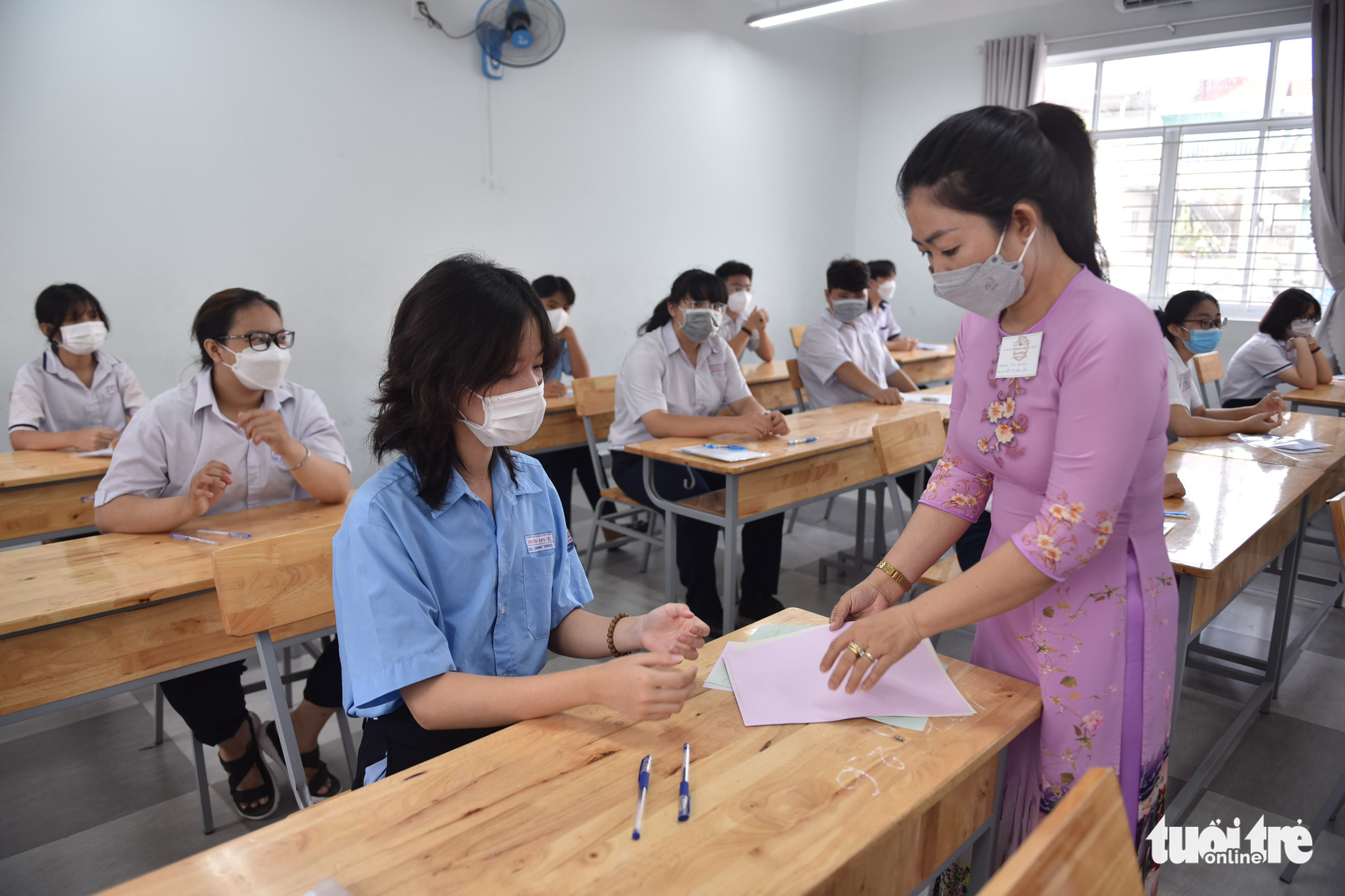 Sáng nay 11-6 học sinh TP.HCM thi vào lớp 10: Đề văn sẽ dễ thở hơn? - Ảnh 12. Sáng nay 11-6 học sinh TP.HCM thi vào lớp 10: Đề văn sẽ dễ thở hơn? - Ảnh 12.