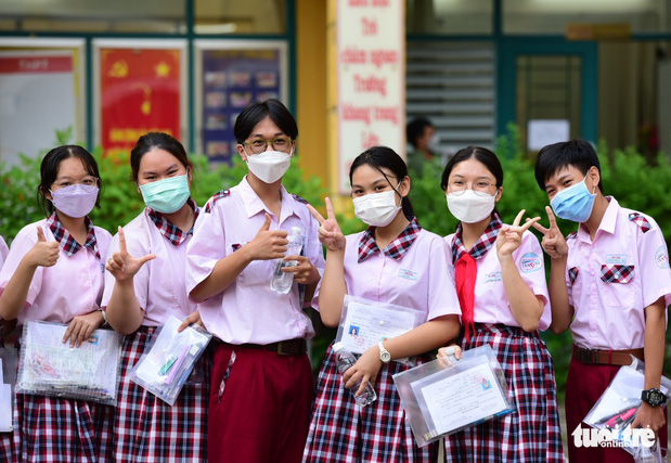 Sáng nay 11-6 học sinh TP.HCM thi vào lớp 10: Đề văn sẽ dễ thở hơn? - Ảnh 3. Sáng nay 11-6 học sinh TP.HCM thi vào lớp 10: Đề văn sẽ dễ thở hơn? - Ảnh 3.