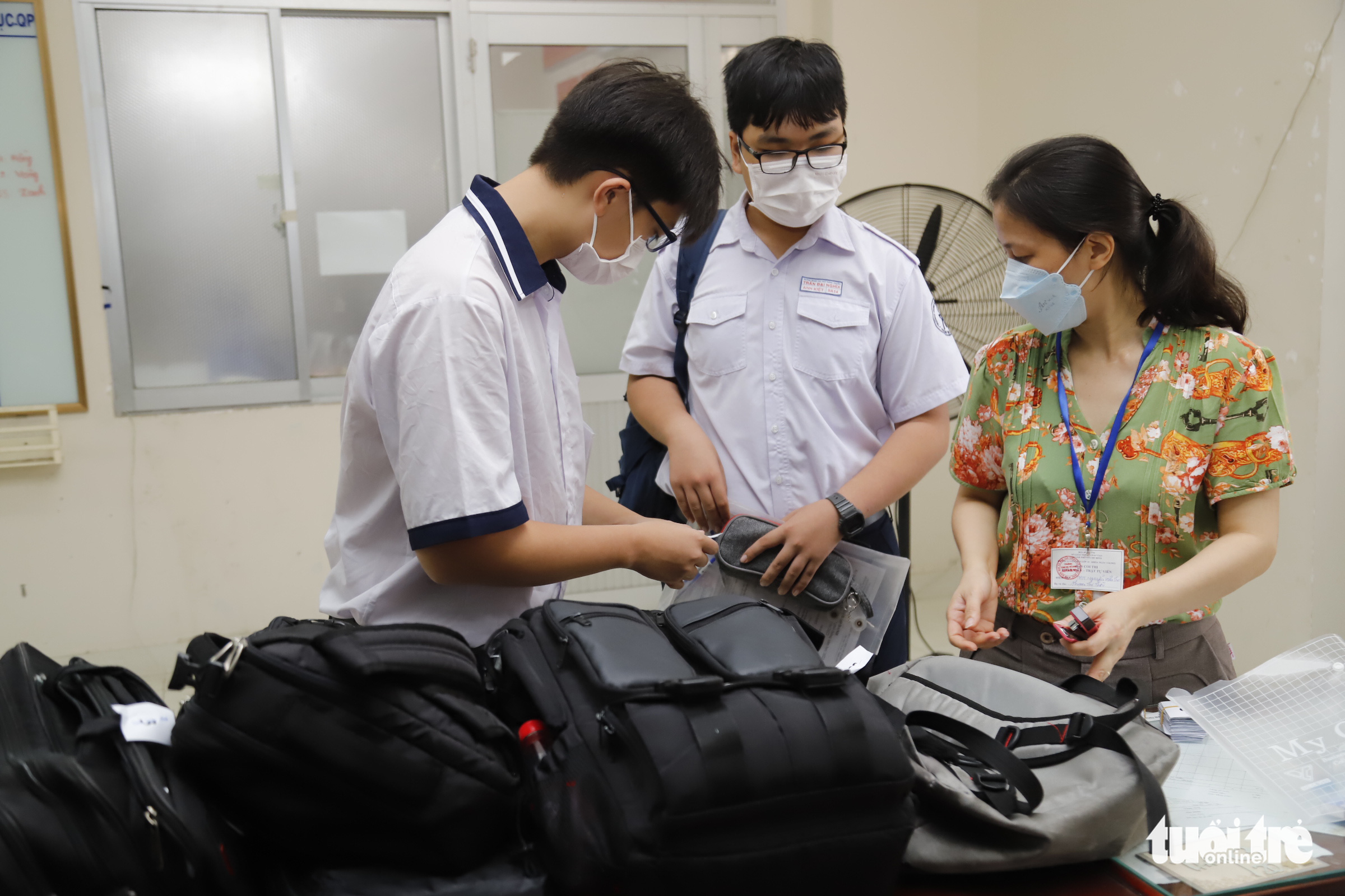 Sáng nay 11-6 học sinh TP.HCM thi vào lớp 10: Đề văn sẽ dễ thở hơn? - Ảnh 9. Sáng nay 11-6 học sinh TP.HCM thi vào lớp 10: Đề văn sẽ dễ thở hơn? - Ảnh 9.