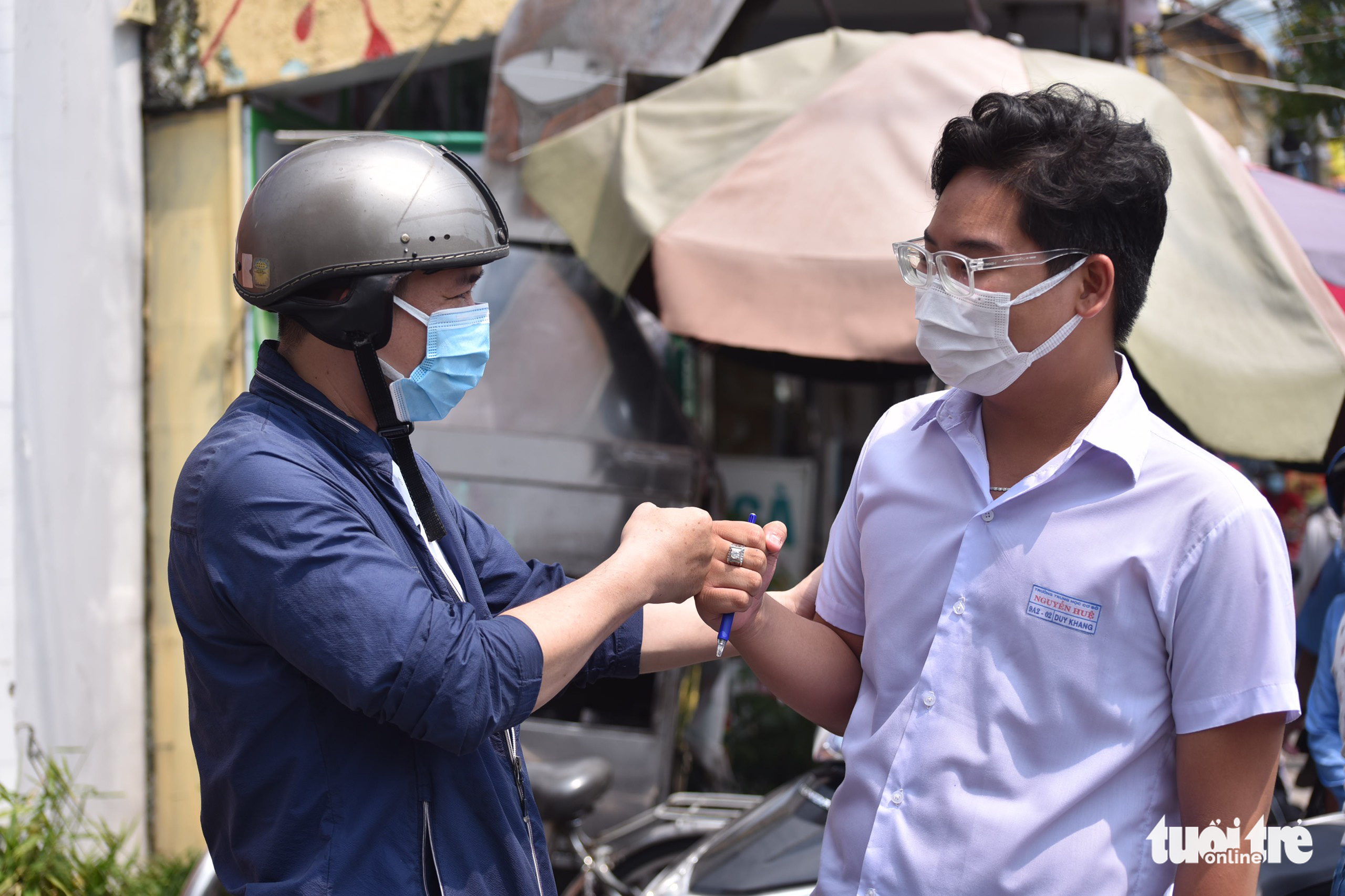 Đề thi văn vào lớp 10 TP.HCM: Thí sinh nói nhẹ nhàng, giáo viên: Không dễ lấy điểm cao - Ảnh 9. Đề thi văn vào lớp 10 TP.HCM: Thí sinh nói nhẹ nhàng, giáo viên: Không dễ lấy điểm cao - Ảnh 9.