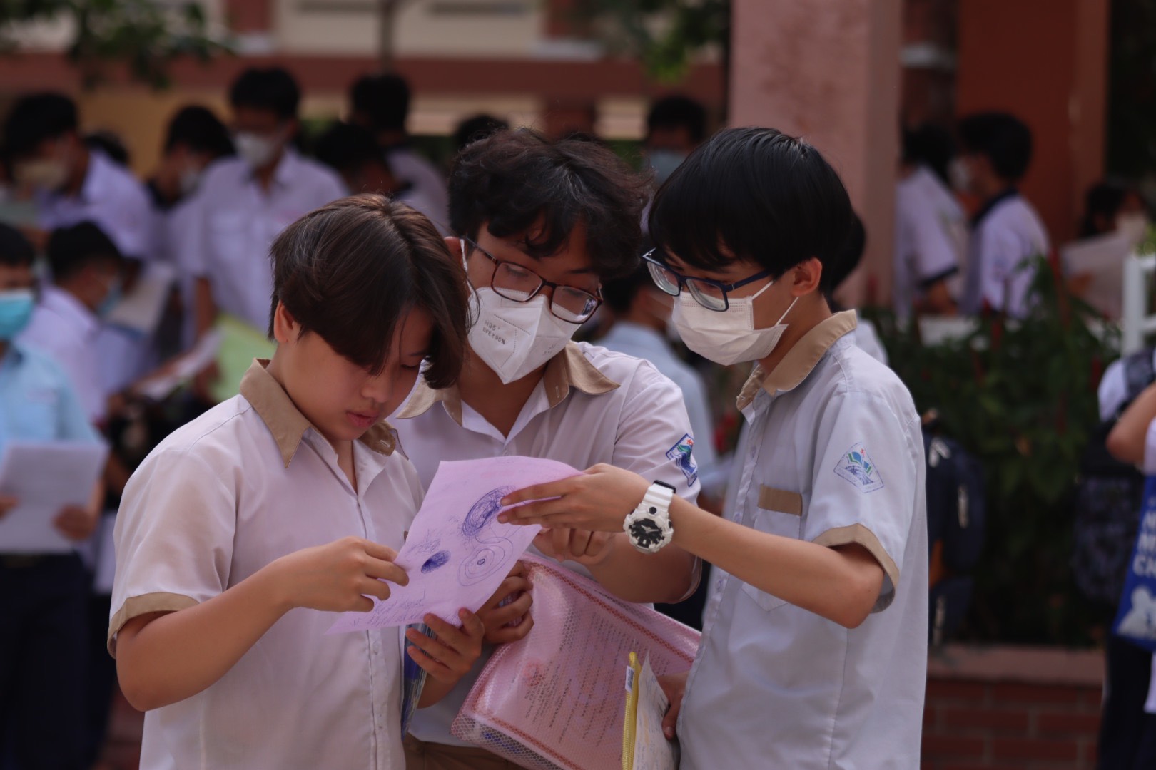 Thi ngoại ngữ vào lớp 10 ở TP.HCM: Nhiều thí sinh làm xong bài sớm - Ảnh 6. Thi ngoại ngữ vào lớp 10 ở TP.HCM: Nhiều thí sinh làm xong bài sớm - Ảnh 6.