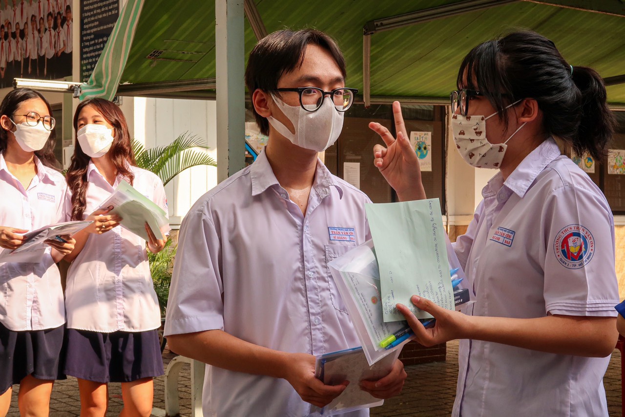 Thi ngoại ngữ vào lớp 10 ở TP.HCM: Nhiều thí sinh làm xong bài sớm - Ảnh 4. Thi ngoại ngữ vào lớp 10 ở TP.HCM: Nhiều thí sinh làm xong bài sớm - Ảnh 4.