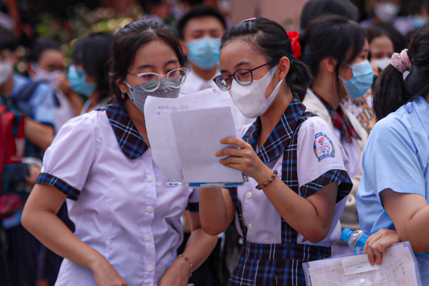 Thi ngoại ngữ vào lớp 10 ở TP.HCM: Nhiều thí sinh làm xong bài sớm - Ảnh 2. Thi ngoại ngữ vào lớp 10 ở TP.HCM: Nhiều thí sinh làm xong bài sớm - Ảnh 2.