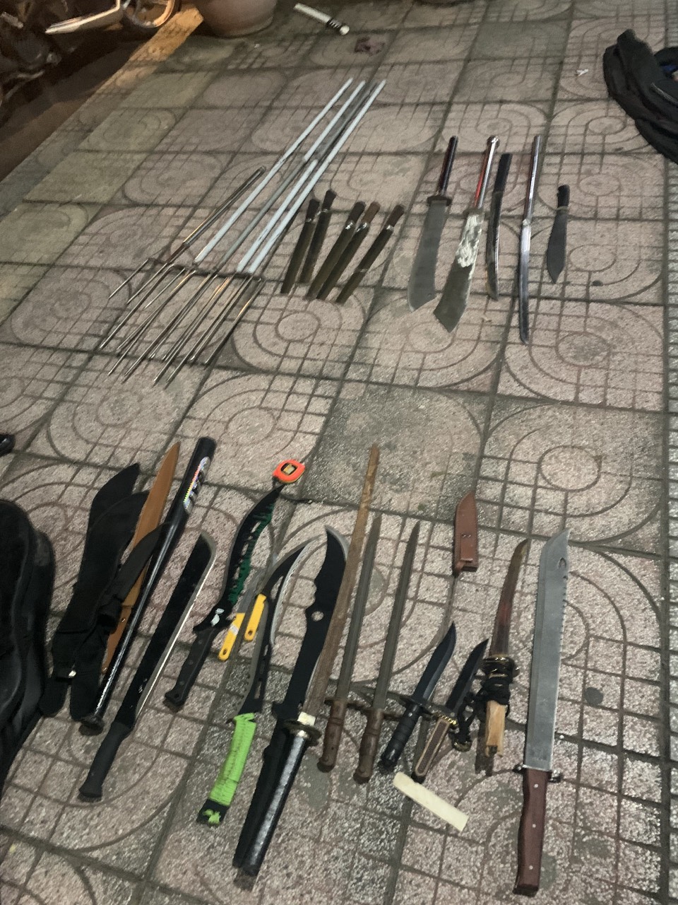 Mâu thuẫn chỉ từ tiếng nẹt pô, 2 nhóm trẻ trâu ra đường giáp lá cà - Ảnh 2.