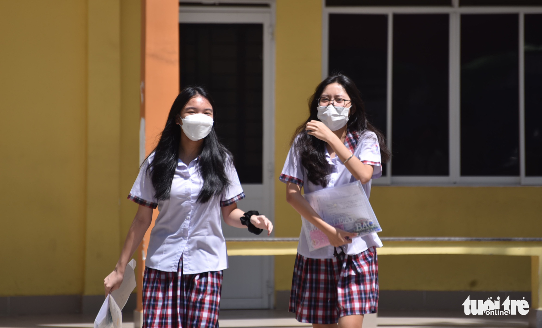 Đề toán thi vào lớp 10 ở TP.HCM: Học sinh trung bình nói hơi khó, khá giỏi nói bình thường - Ảnh 4. Đề toán thi vào lớp 10 ở TP.HCM: Học sinh trung bình nói hơi khó, khá giỏi nói bình thường - Ảnh 4.