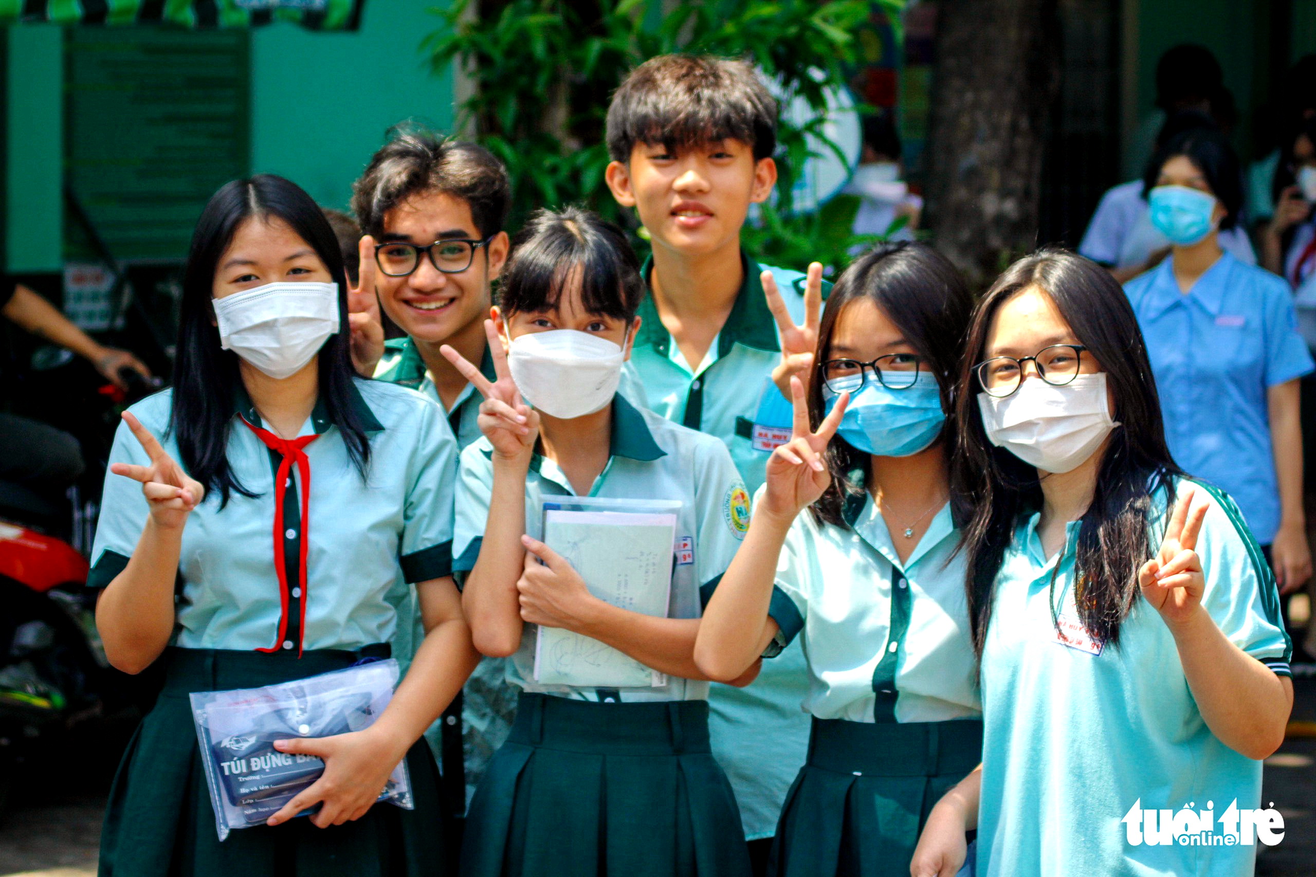 Đề toán thi vào lớp 10 ở TP.HCM: Học sinh trung bình nói hơi khó, khá giỏi nói bình thường - Ảnh 7. Đề toán thi vào lớp 10 ở TP.HCM: Học sinh trung bình nói hơi khó, khá giỏi nói bình thường - Ảnh 7.