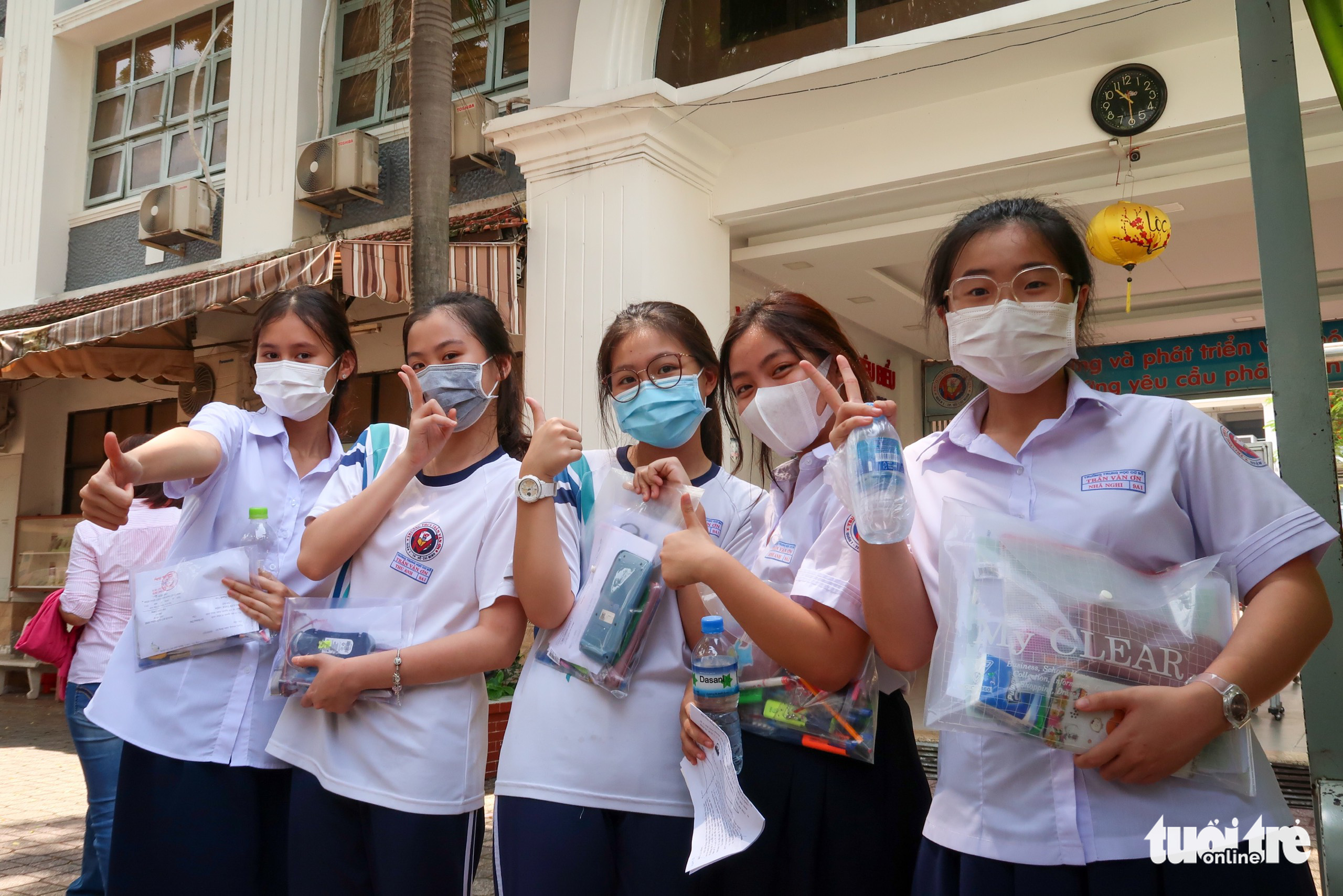 Đề toán thi vào lớp 10 ở TP.HCM: Học sinh trung bình nói hơi khó, khá giỏi nói bình thường - Ảnh 8. Đề toán thi vào lớp 10 ở TP.HCM: Học sinh trung bình nói hơi khó, khá giỏi nói bình thường - Ảnh 8.