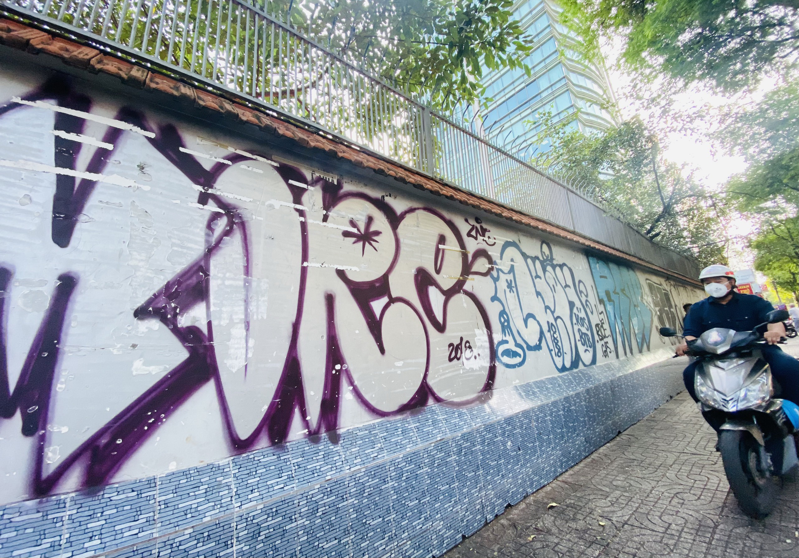 Viết, vẽ bậy, lẽ nào bó tay? - Ảnh 1. Viết, vẽ bậy, lẽ nào bó tay? - Ảnh 1.