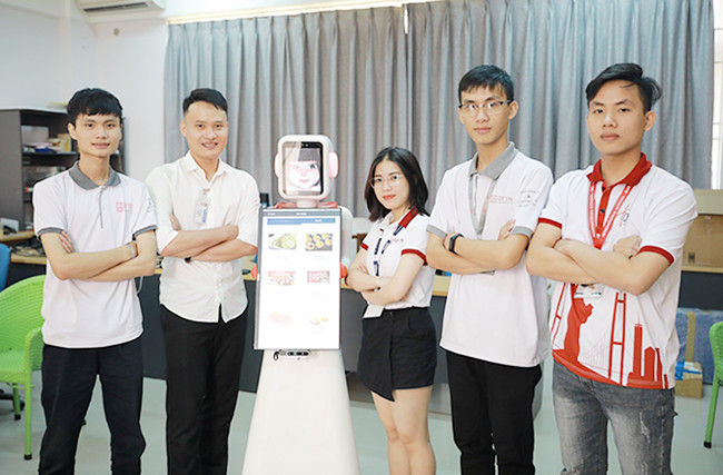 5 anh em trong đại gia đình cùng chọn học ĐH Duy Tân - Ảnh 4. 5 anh em trong đại gia đình cùng chọn học ĐH Duy Tân - Ảnh 4.