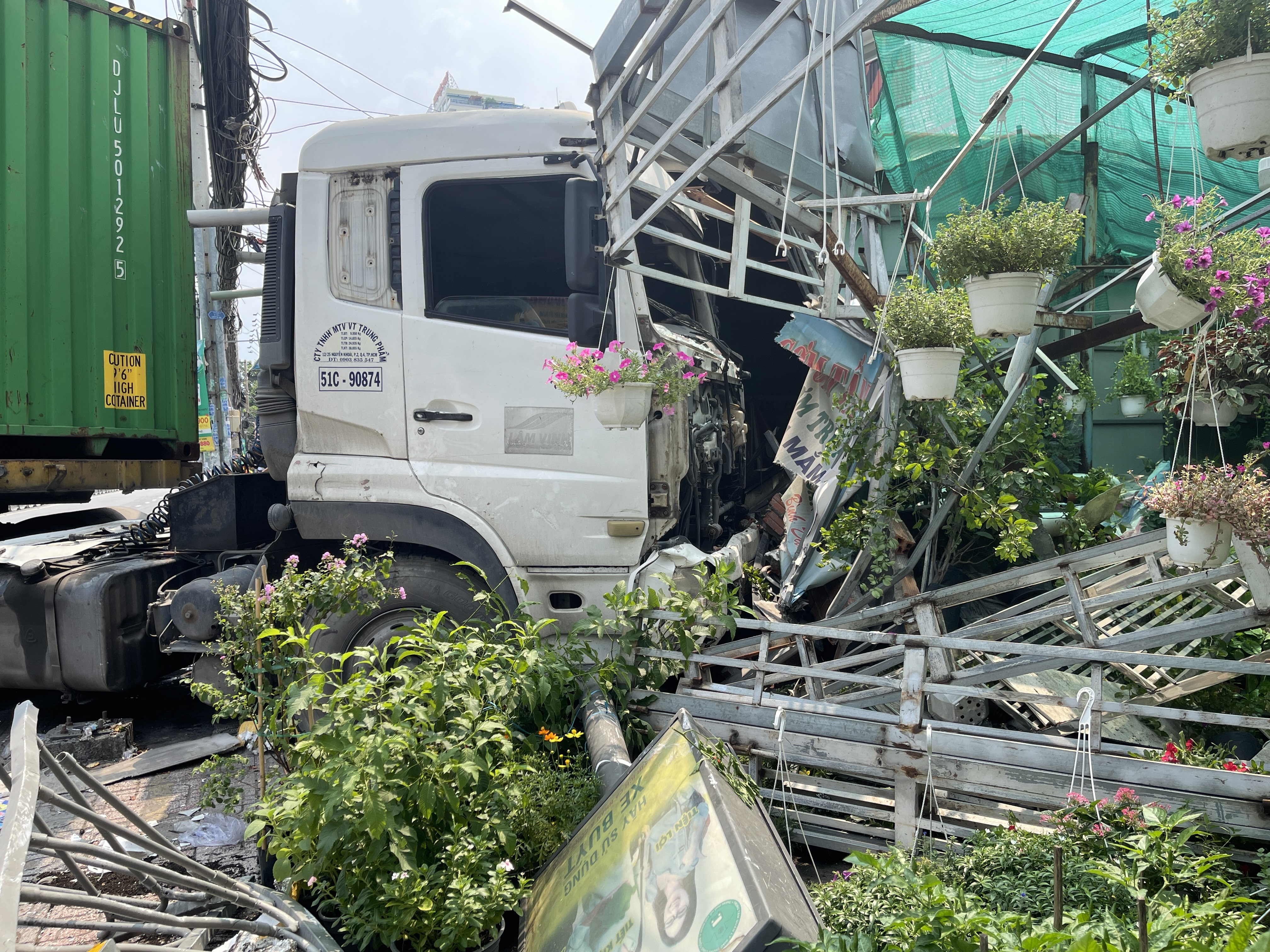 Xe container nổ lốp, lao thẳng vào quán cơm - Ảnh 2.