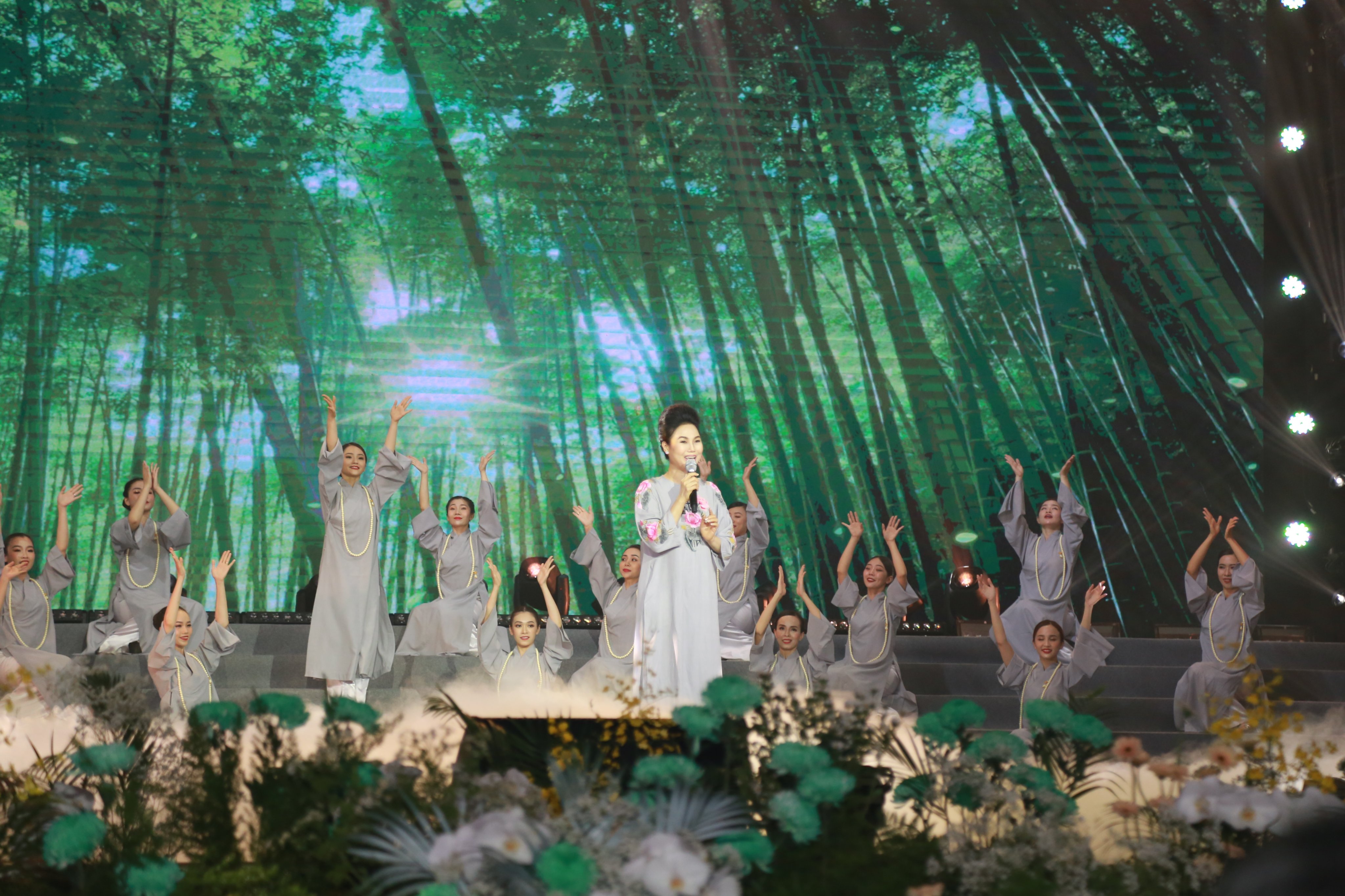 Vân Khánh, Nguyễn Phi Hùng, Thùy Trang hát ngợi ca Phật giáo - Ảnh 2. Vân Khánh, Nguyễn Phi Hùng, Thùy Trang hát ngợi ca Phật giáo - Ảnh 2.