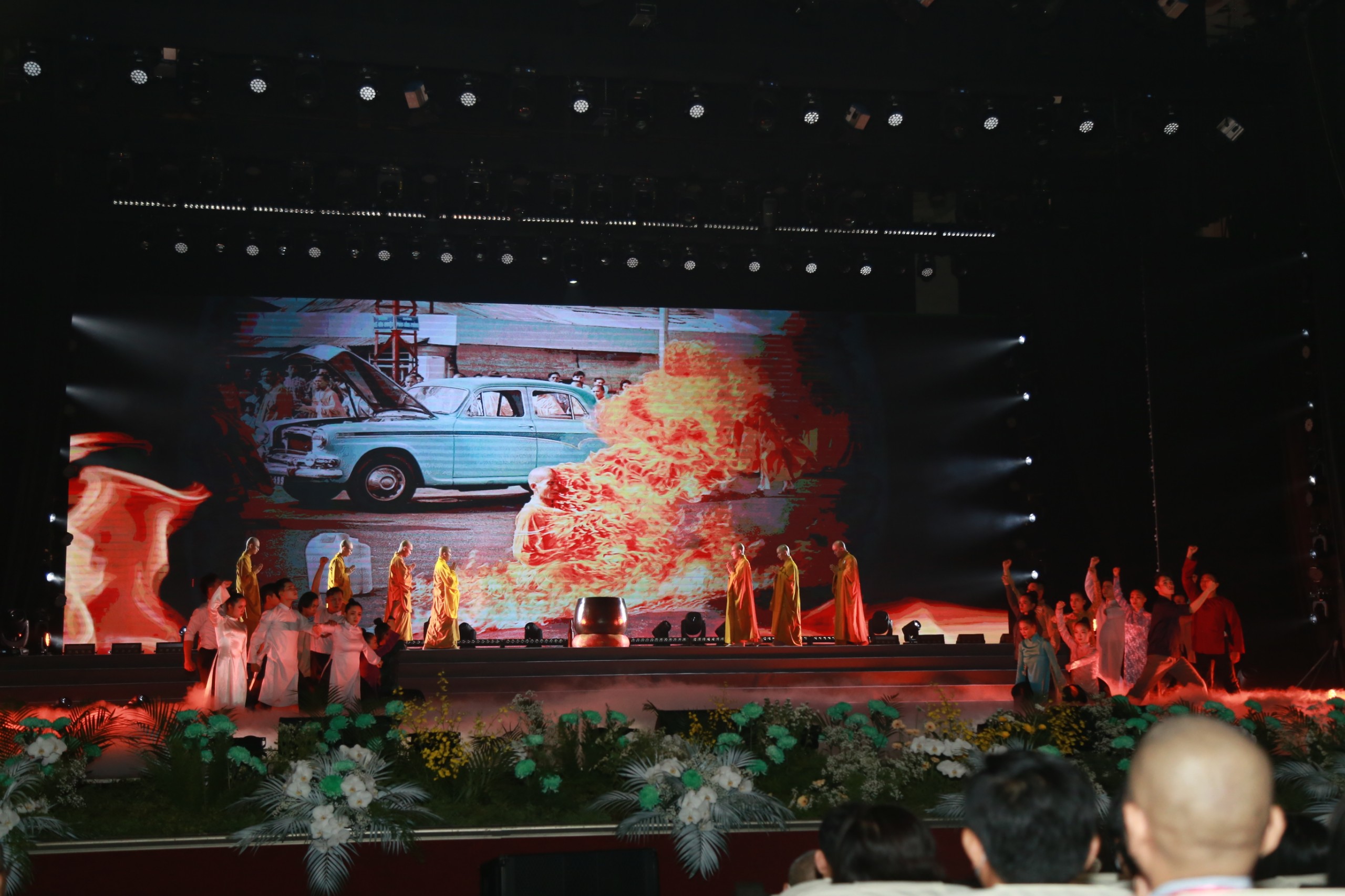 Vân Khánh, Nguyễn Phi Hùng, Thùy Trang hát ngợi ca Phật giáo - Ảnh 5. Vân Khánh, Nguyễn Phi Hùng, Thùy Trang hát ngợi ca Phật giáo - Ảnh 5.