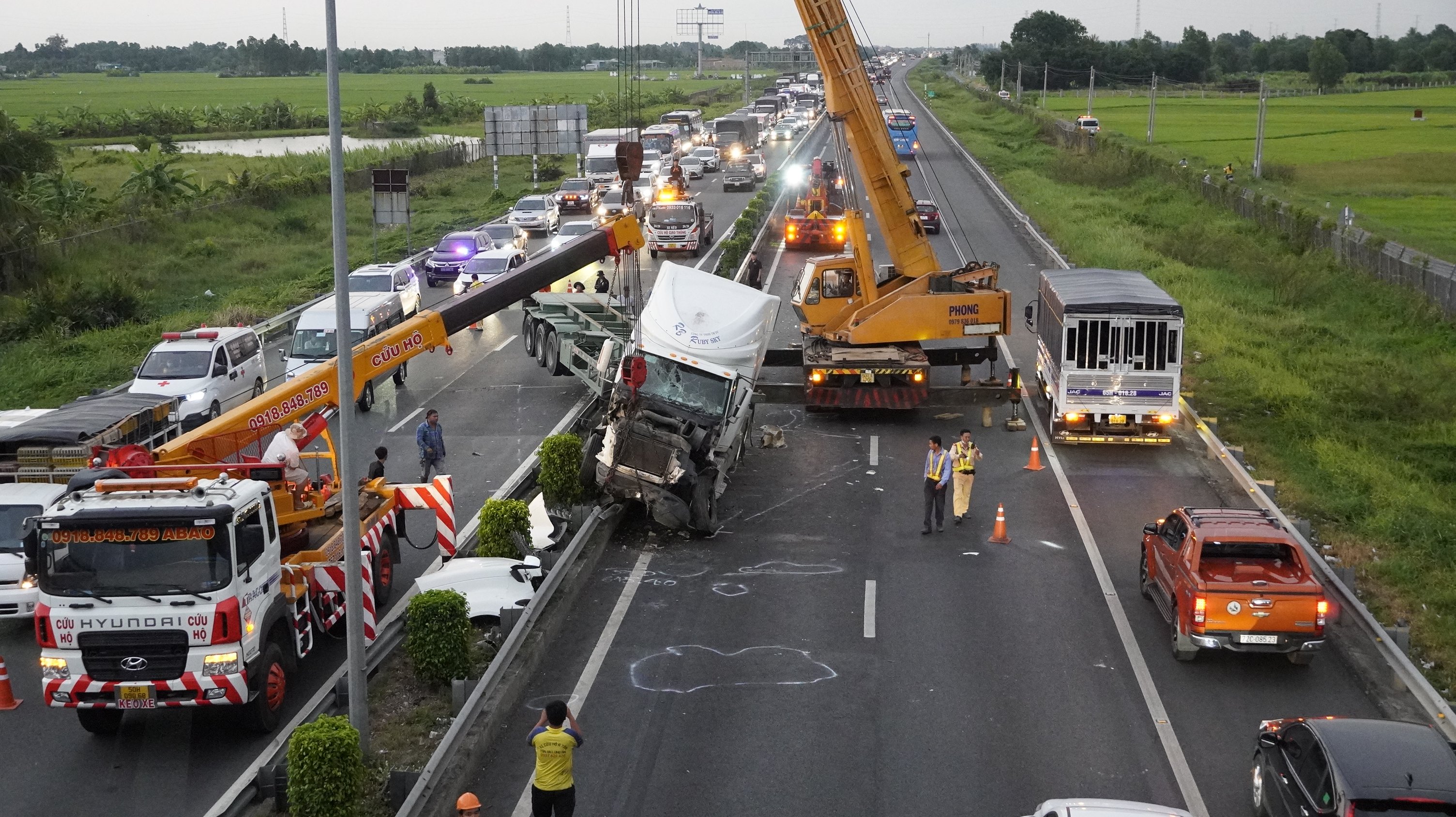 Một xe container lật, cao tốc TP.HCM - Trung Lương kẹt cứng hàng chục cây số suốt 4 tiếng - Ảnh 1. Một xe container lật, cao tốc TP.HCM - Trung Lương kẹt cứng hàng chục cây số suốt 4 tiếng - Ảnh 1.