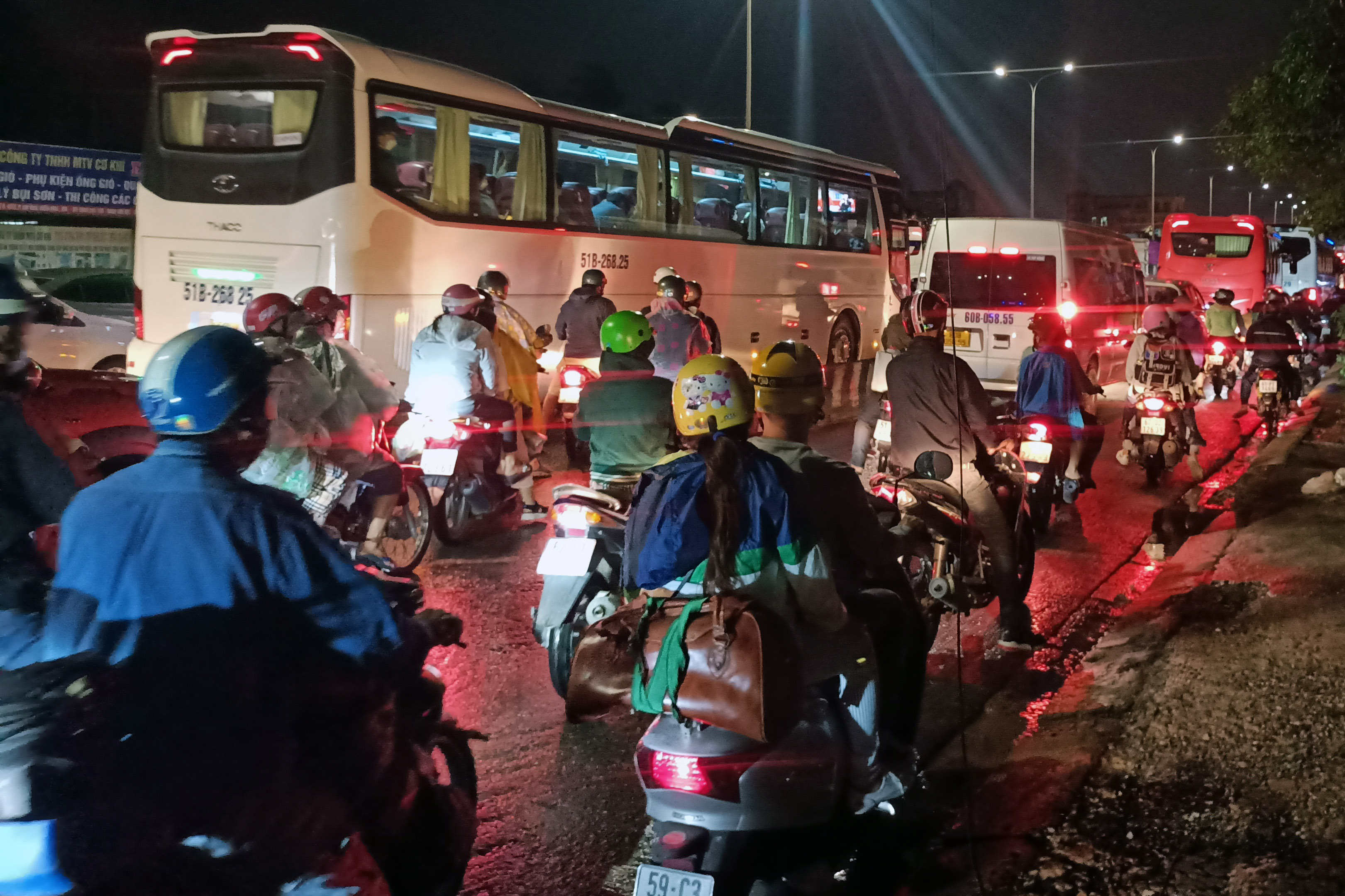 Quốc lộ 51 ùn tắc hơn 2 tiếng, xe máy dạt lên vỉa hè để đi - Ảnh 1. Quốc lộ 51 ùn tắc hơn 2 tiếng, xe máy dạt lên vỉa hè để đi - Ảnh 1.