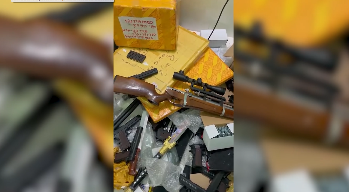 Trinh sát hình sự bắt kho hàng nóng súng rulo, đạn, dao tự chế - Ảnh 3. Trinh sát hình sự bắt kho hàng nóng súng rulo, đạn, dao tự chế - Ảnh 3.