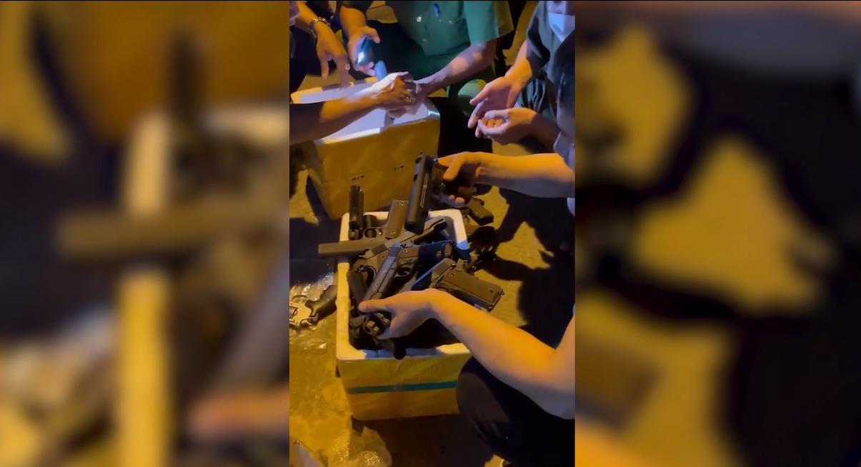 Trinh sát hình sự bắt kho hàng nóng súng rulo, đạn, dao tự chế - Ảnh 4. Trinh sát hình sự bắt kho hàng nóng súng rulo, đạn, dao tự chế - Ảnh 4.