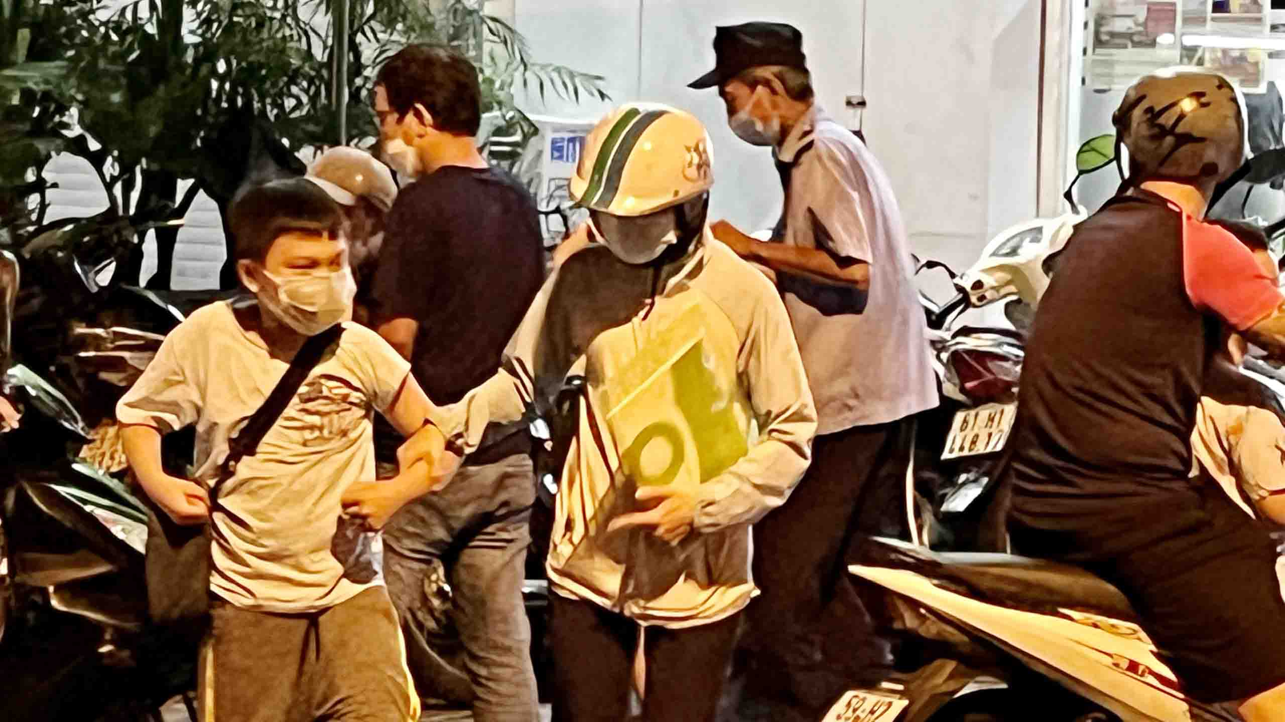 Chi hàng chục triệu đồng luyện thi cho con từ thuở... lớp 3 - Ảnh 1. Chi hàng chục triệu đồng luyện thi cho con từ thuở... lớp 3 - Ảnh 1.