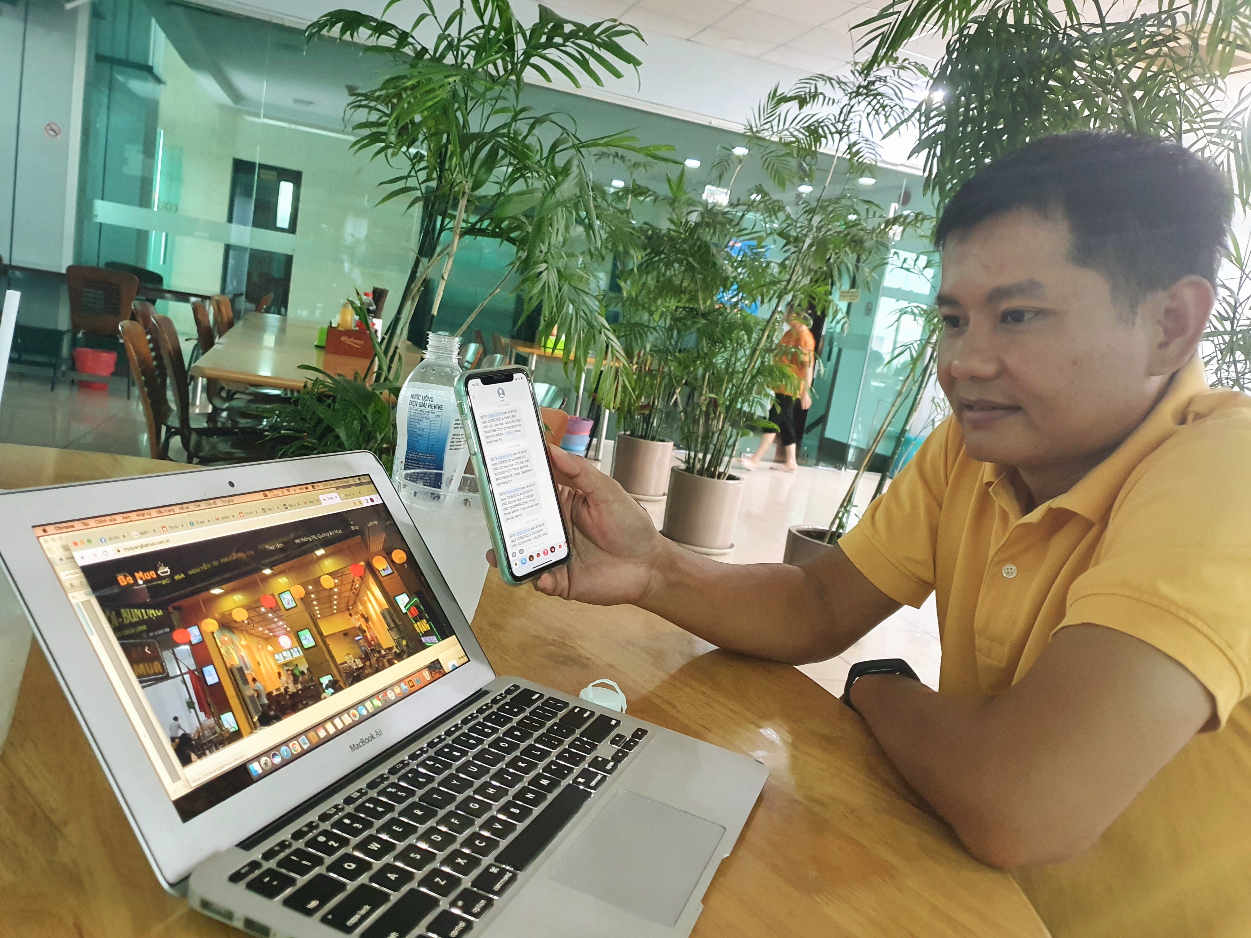 Khách và chủ quán khó xử với phí ship - Ảnh 1. Khách và chủ quán khó xử với phí ship - Ảnh 1.