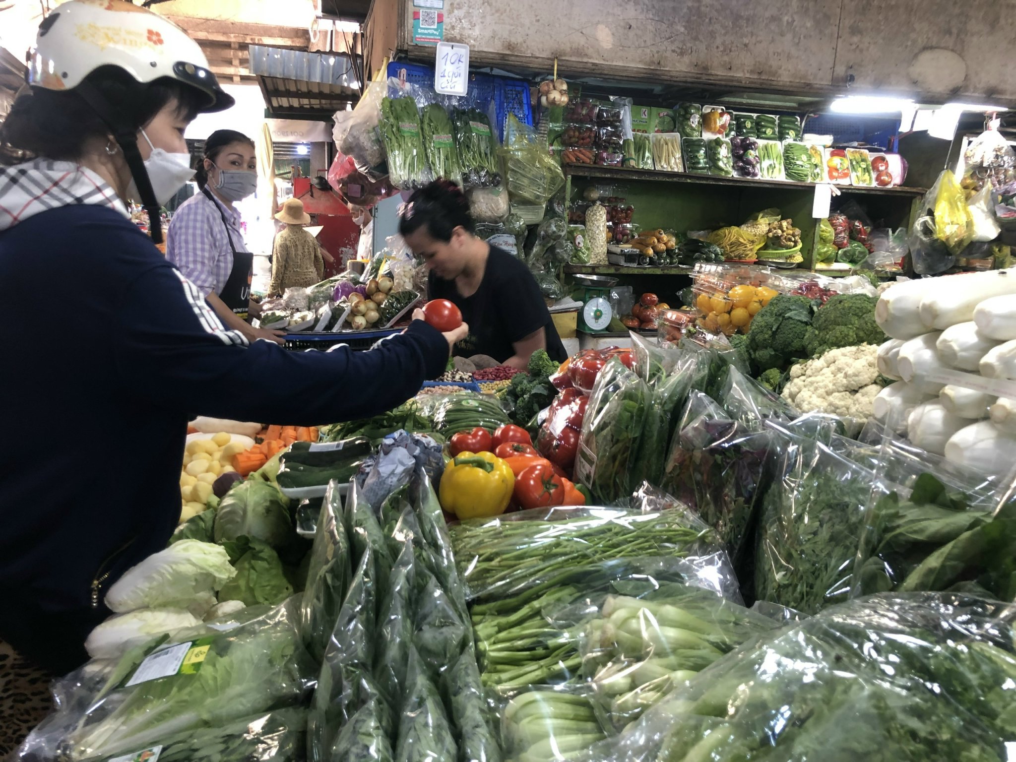 Khach hang mua rau cu duoc tang rau cu tai cho Xom Chieu 3(Read-Only) Khach hang mua rau cu duoc tang rau cu tai cho Xom Chieu 3(Read-Only)