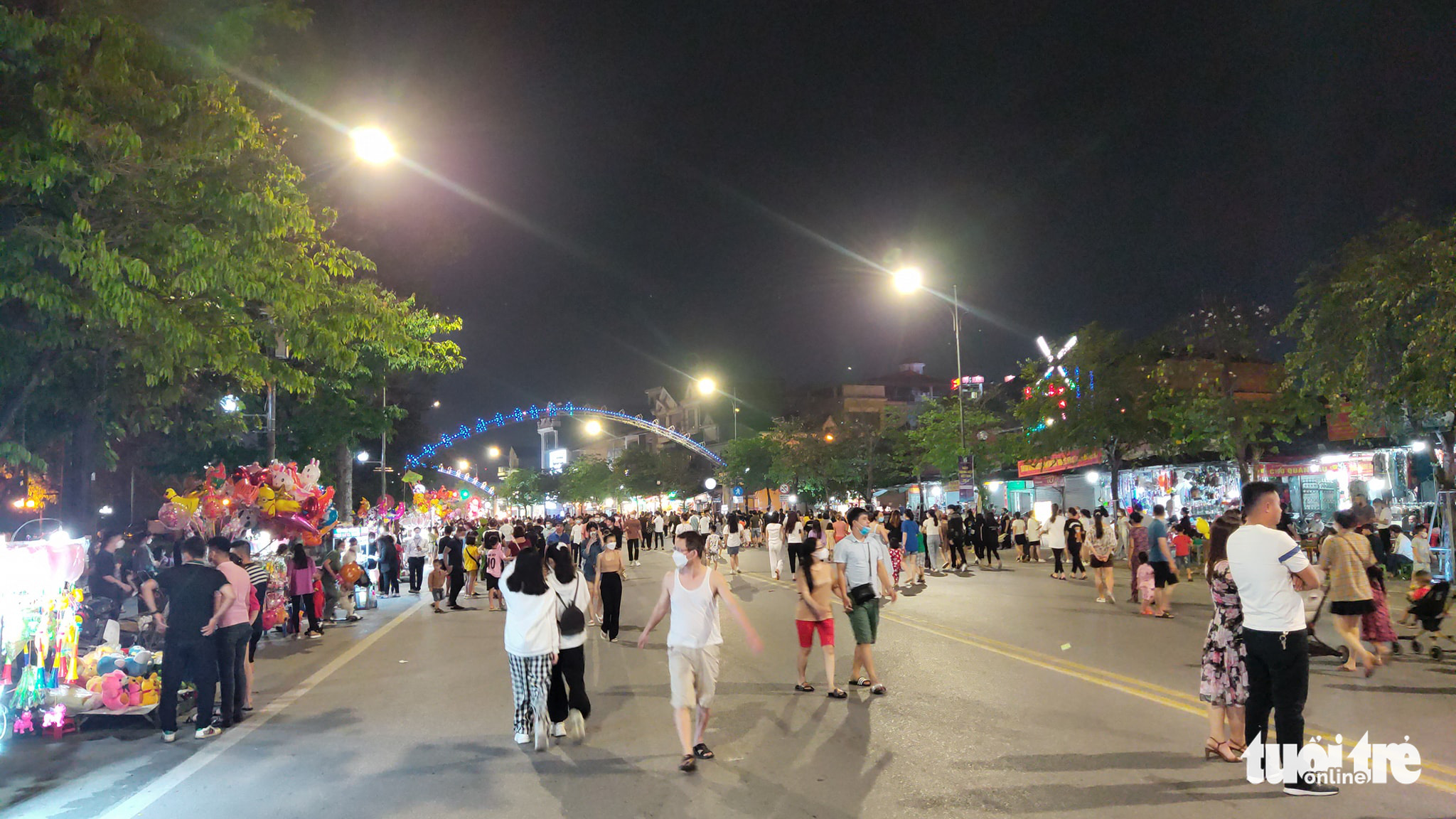 Xôn xao clip ‘ghép đôi’ hai em nhỏ ở phố đi bộ - Ảnh 3. Xôn xao clip ‘ghép đôi’ hai em nhỏ ở phố đi bộ - Ảnh 3.