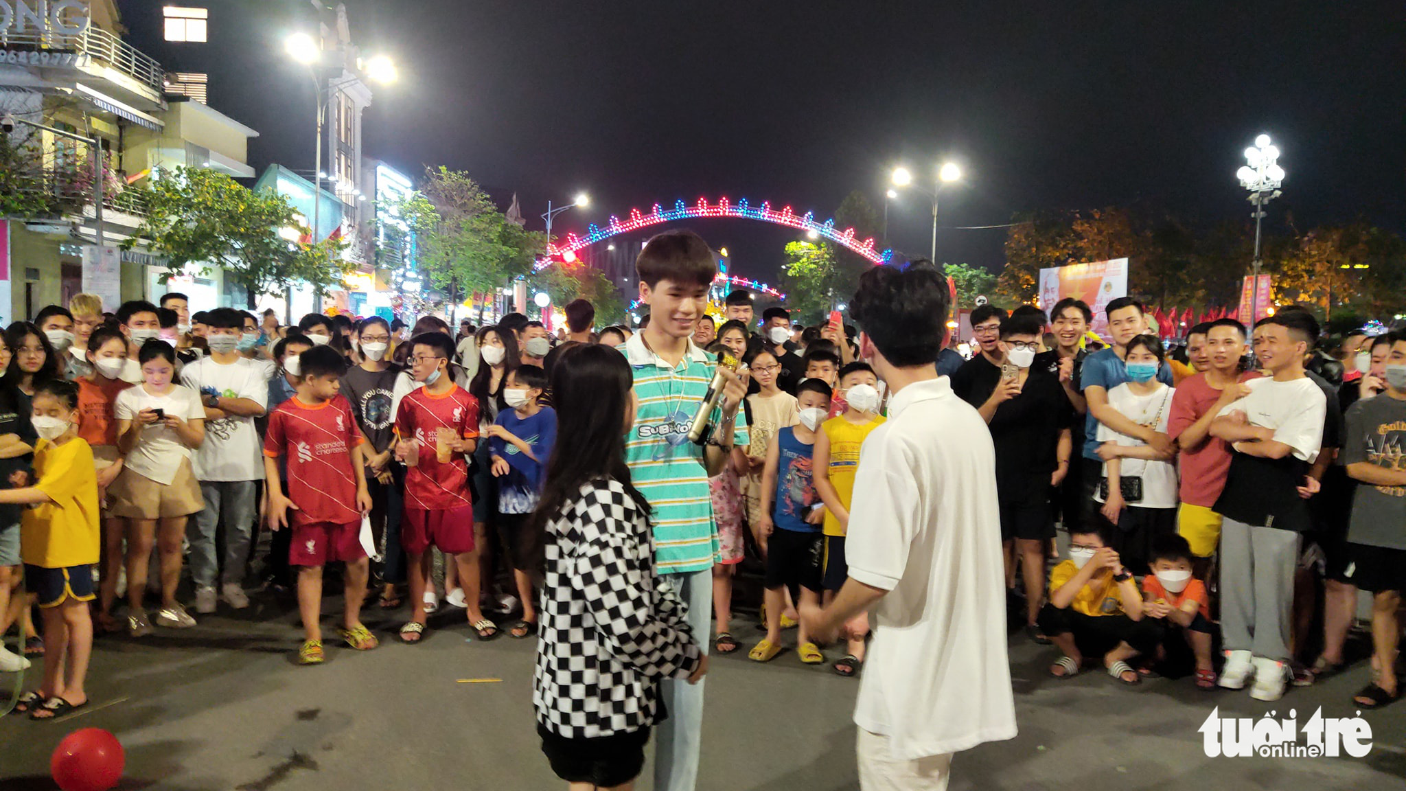 Xôn xao clip ‘ghép đôi’ hai em nhỏ ở phố đi bộ khiến dư luận bất bình - Ảnh 2. Xôn xao clip ‘ghép đôi’ hai em nhỏ ở phố đi bộ khiến dư luận bất bình - Ảnh 2.