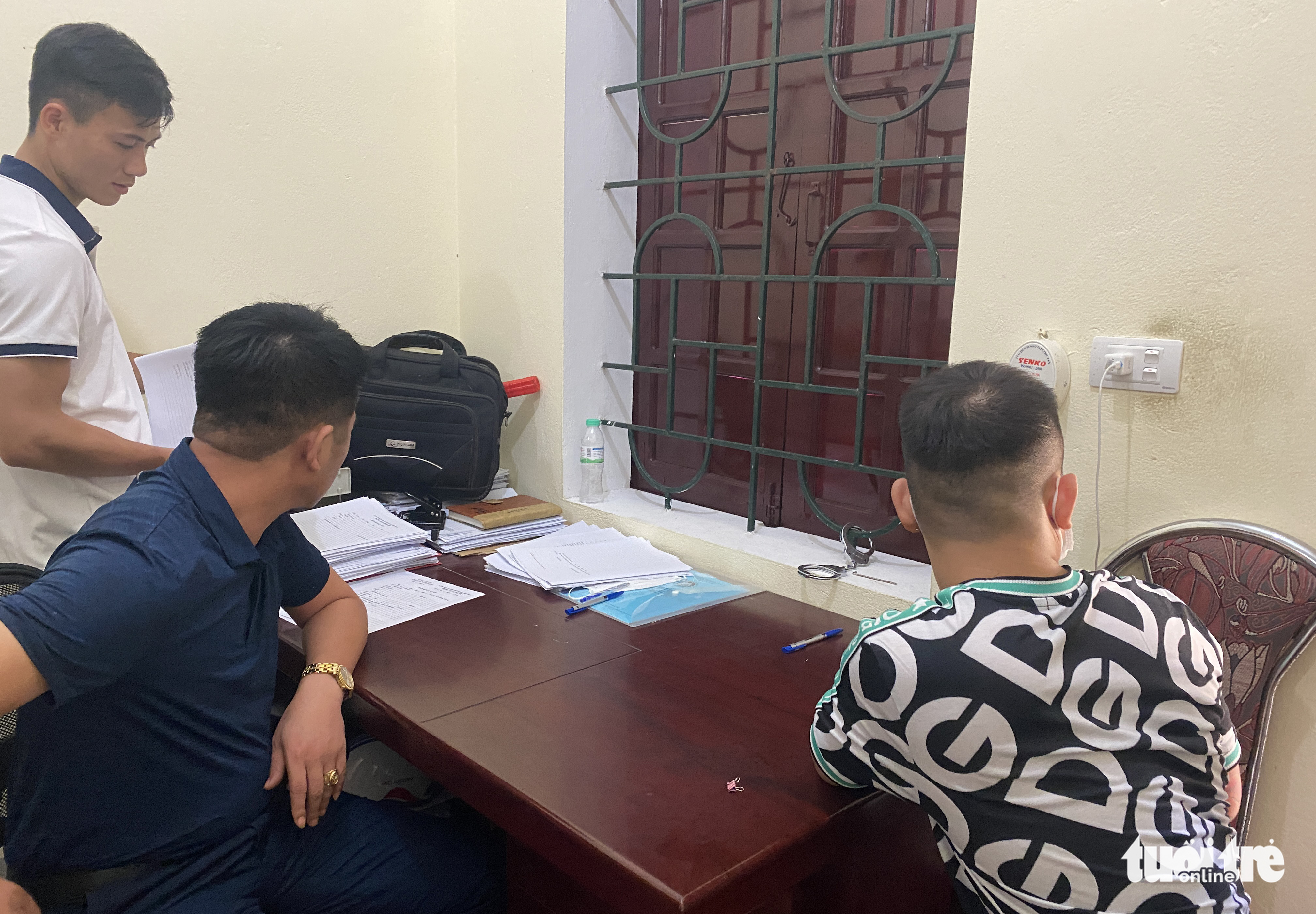 Người tổ chức ‘ghép đôi’ cho hai em nhỏ hôn nhau bị mời lên làm việc - Ảnh 1. Người tổ chức ‘ghép đôi’ cho hai em nhỏ hôn nhau bị mời lên làm việc - Ảnh 1.