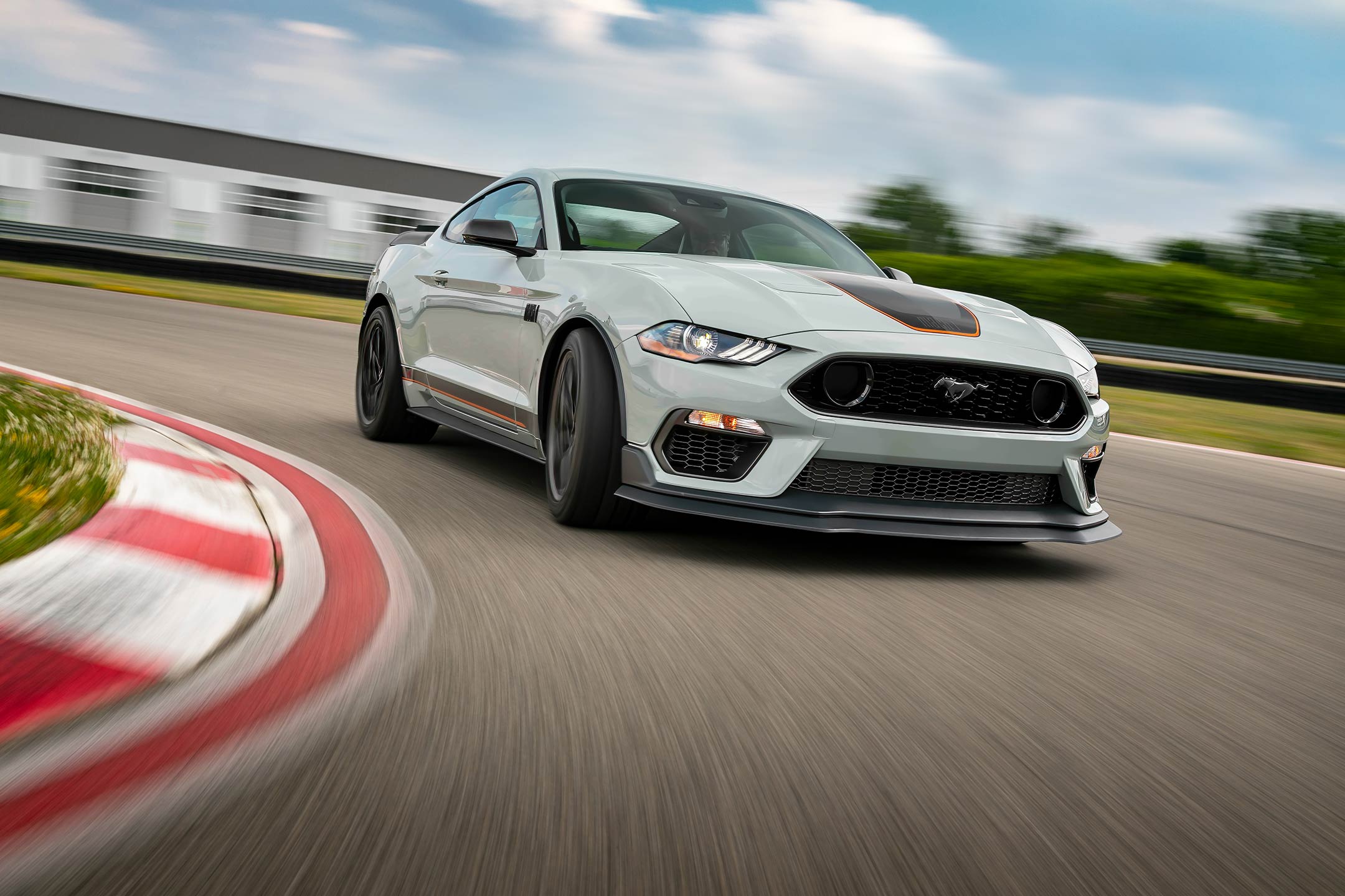 Doanh số lao dốc, xe thể thao đang chết dần chết mòn - Ảnh 1.